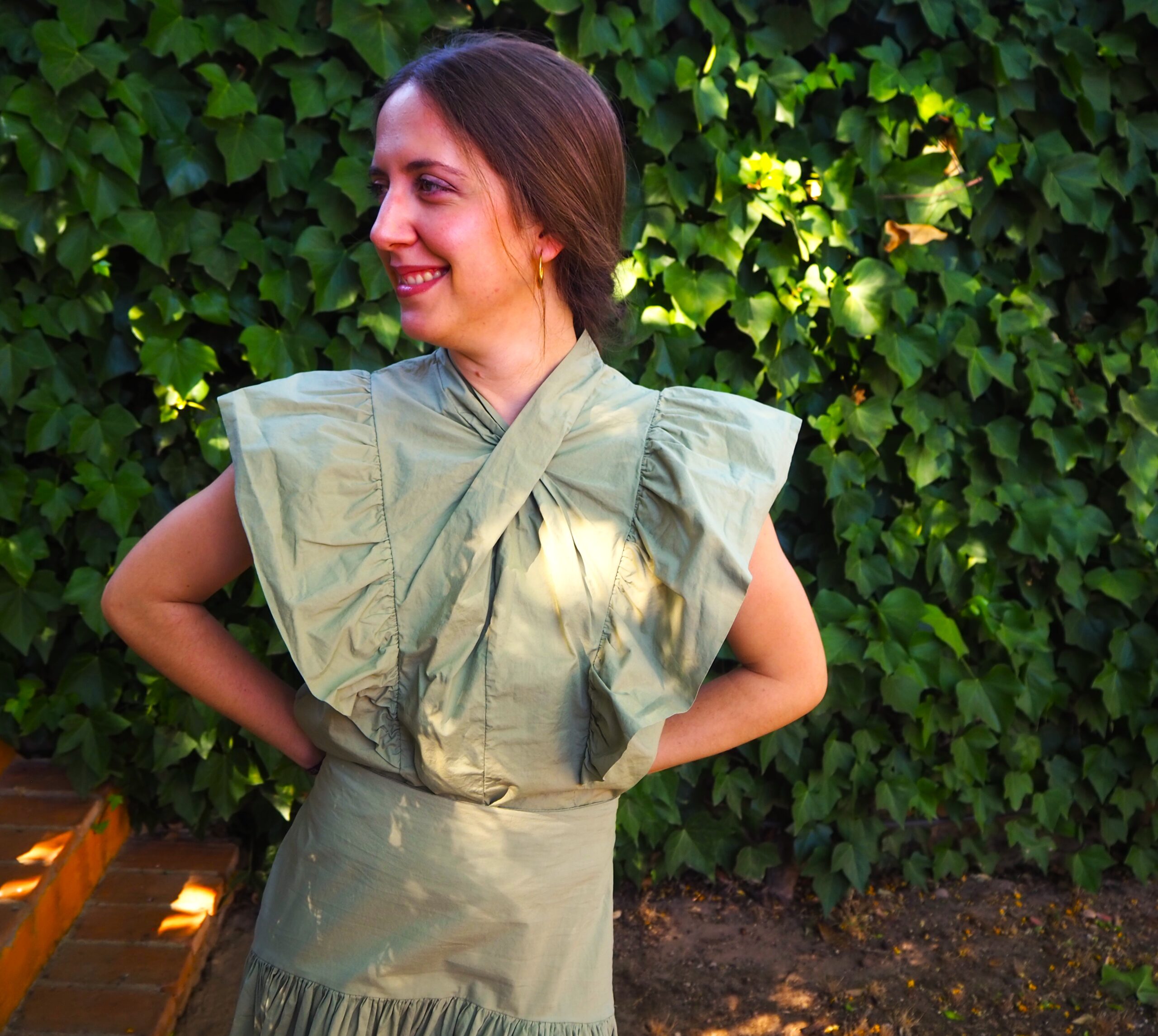 Blusa cuello cruzado y volante al hombro verde - Imagen 3