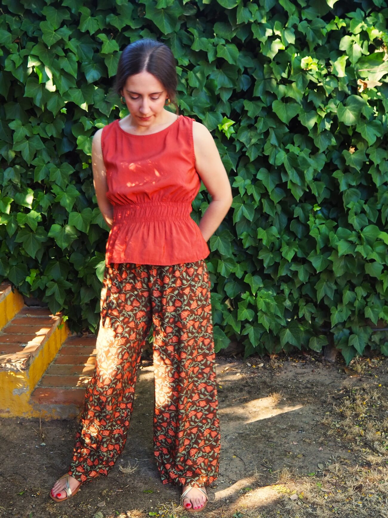 Pantalón recto de tiro alto rosas