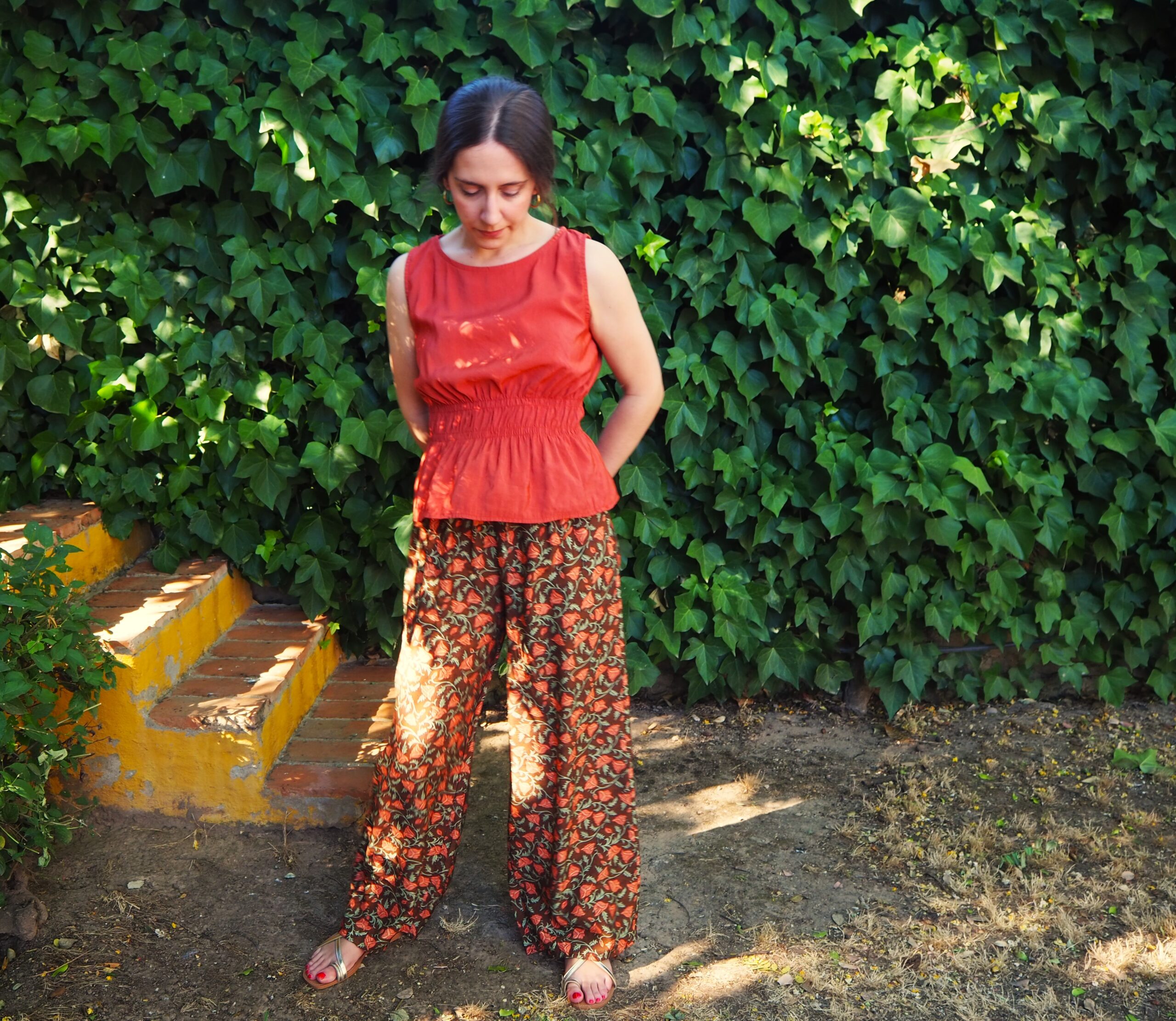 Pantalón recto de tiro alto rosas
