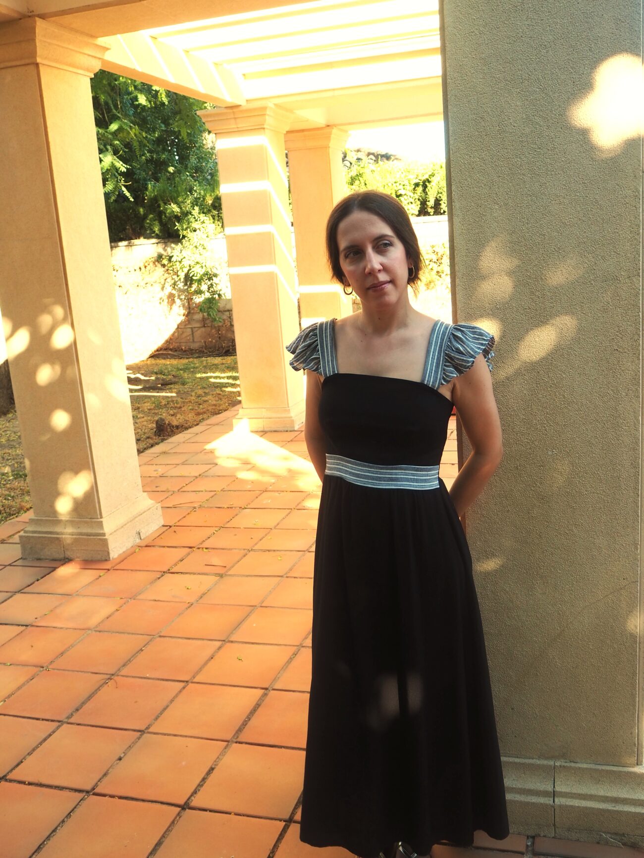 Vestido midi negro de tirantes con volantito y entallado mujer
