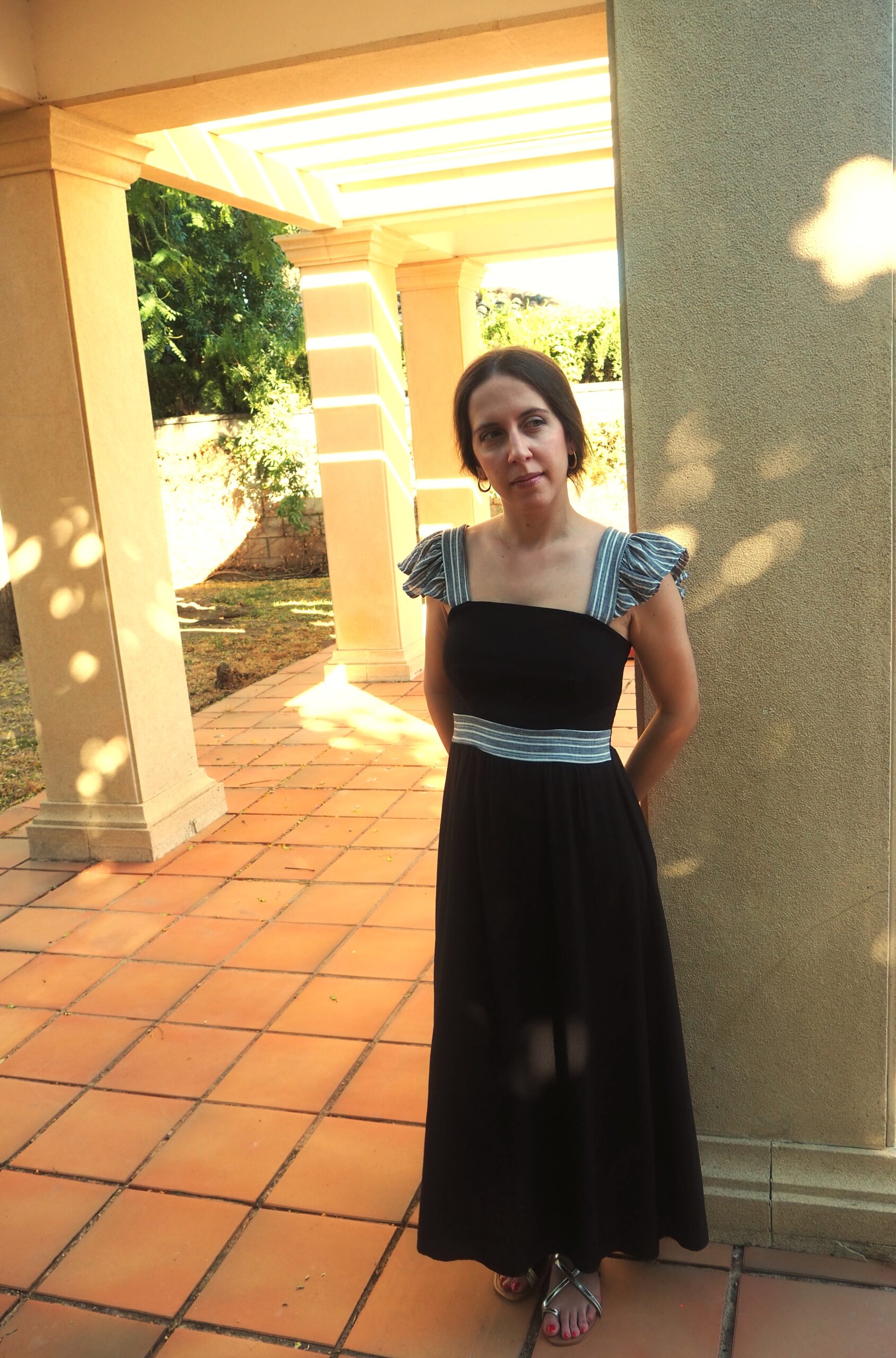 Vestido midi negro de tirantes con volantito y entallado mujer