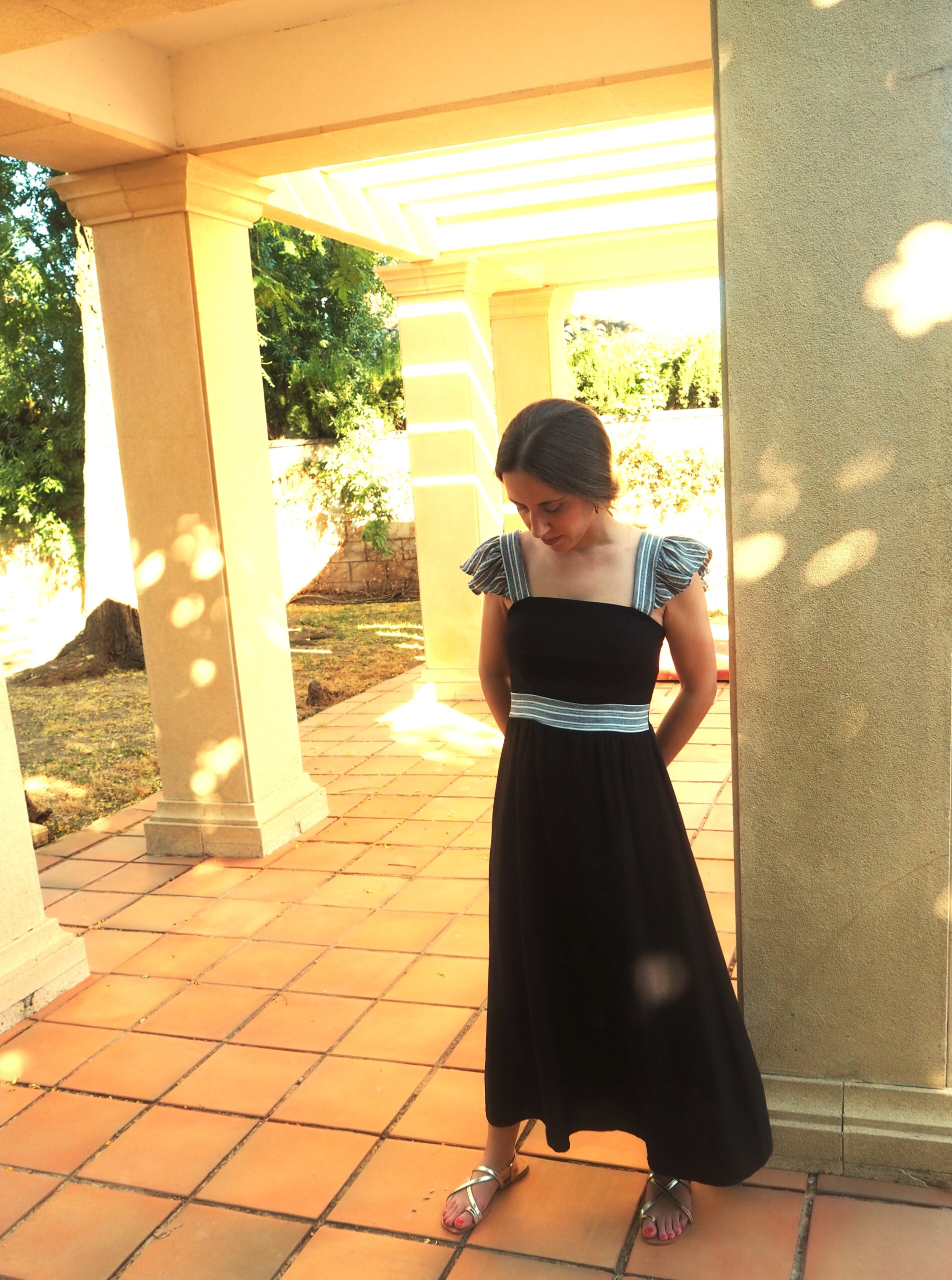 Vestido midi negro de tirantes con volantito y entallado mujer - Imagen 3