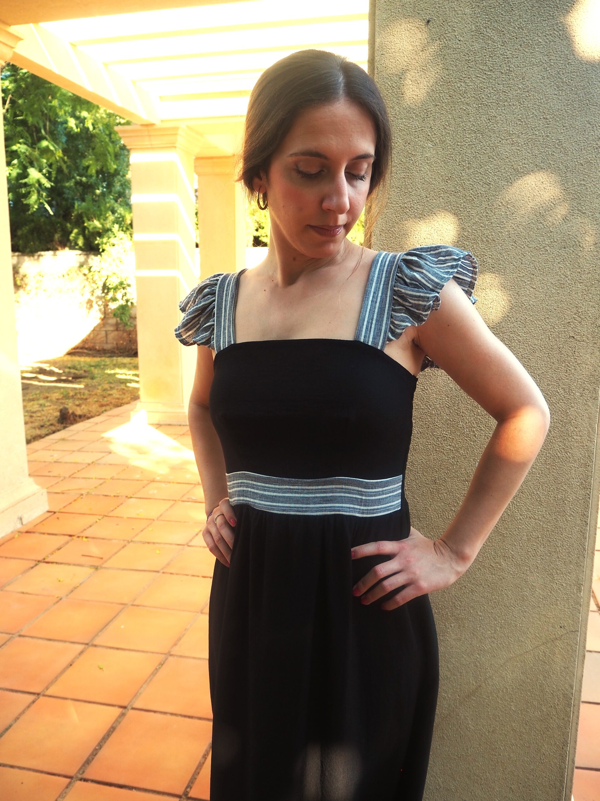 Vestido midi negro de tirantes con volantito y entallado mujer - Imagen 2