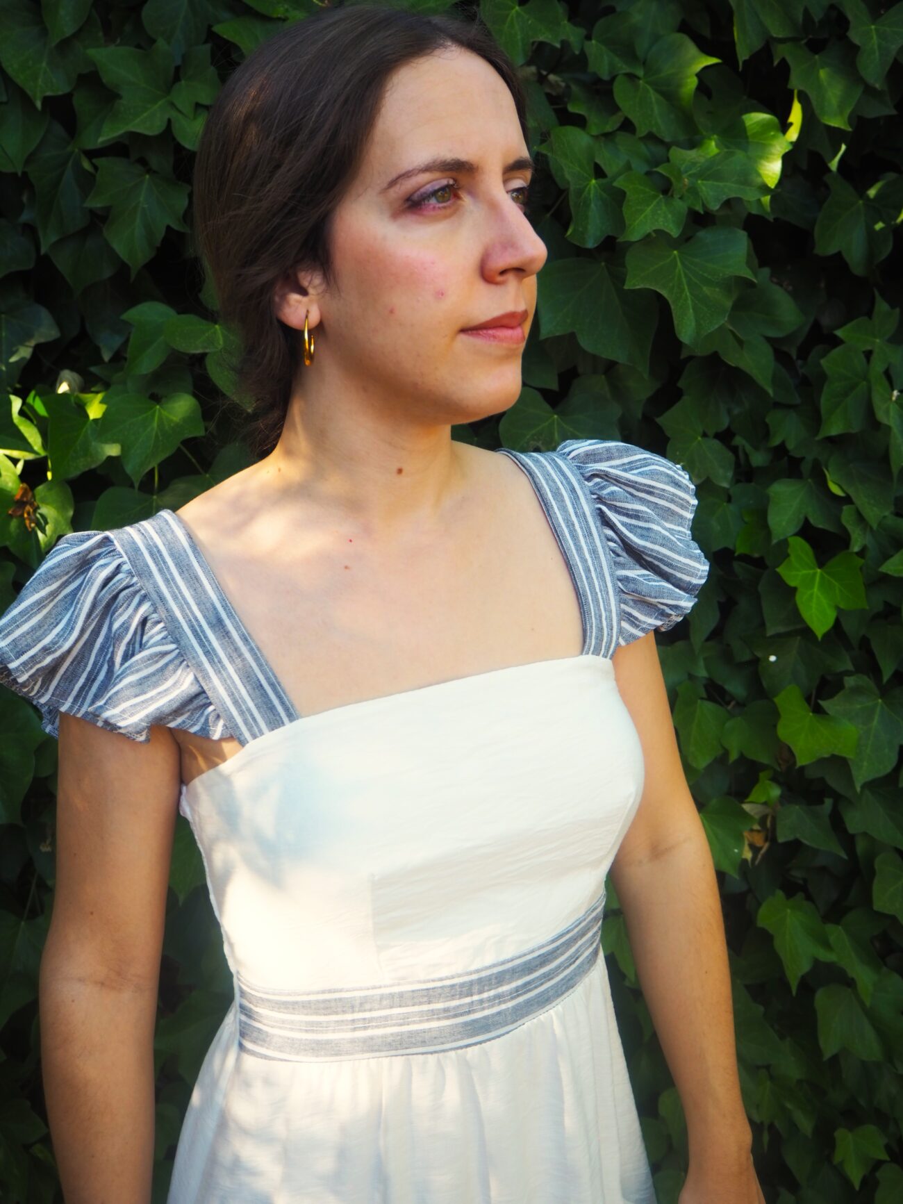 Vestido midi blanco de tirantes con volantito y entallado mujer