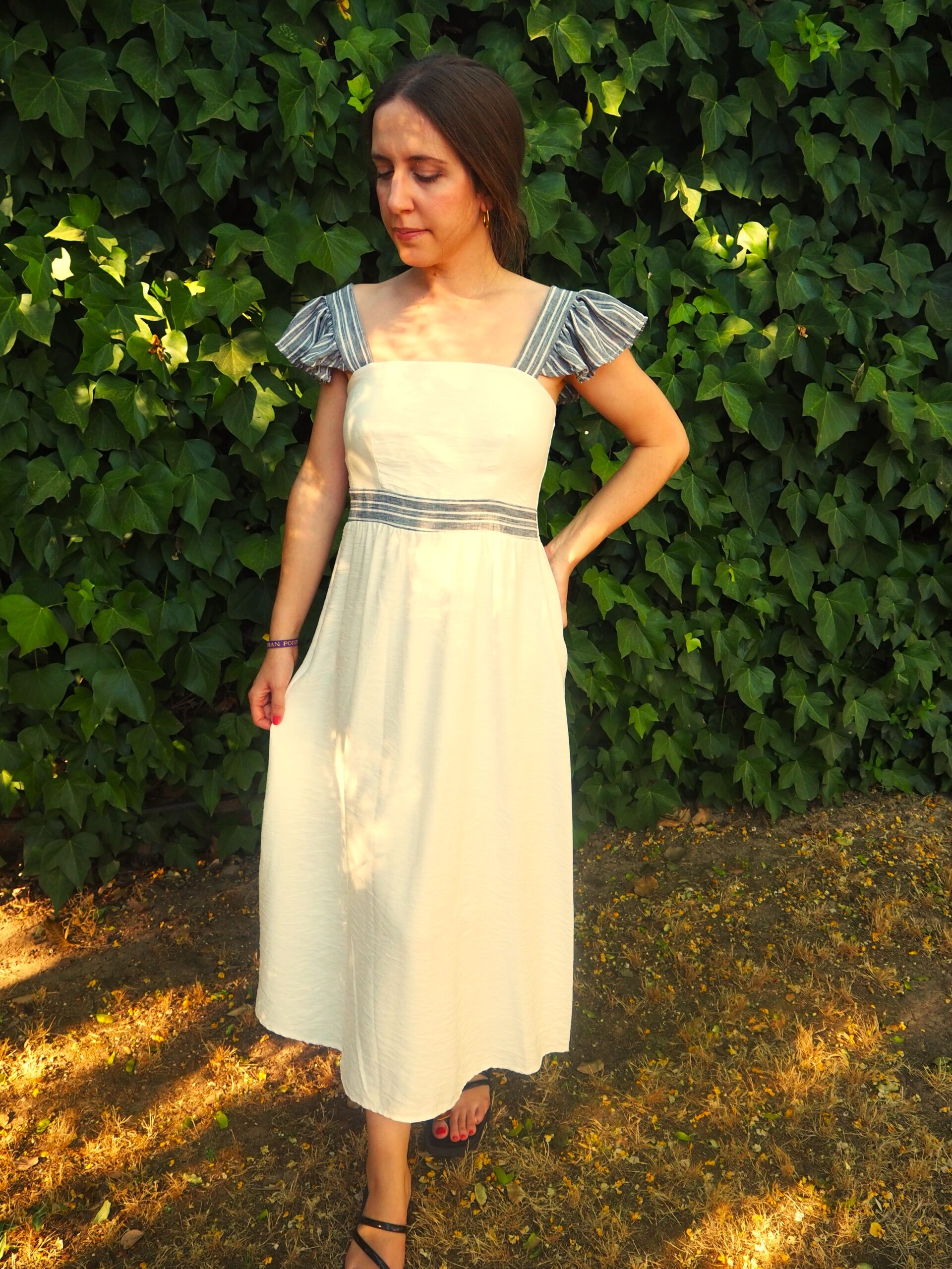 Vestido midi blanco de tirantes con volantito y entallado mujer - Imagen 2