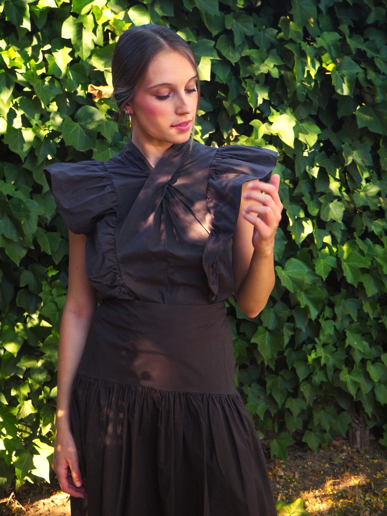 Blusa cuello cruzado y volante al hombro marrón