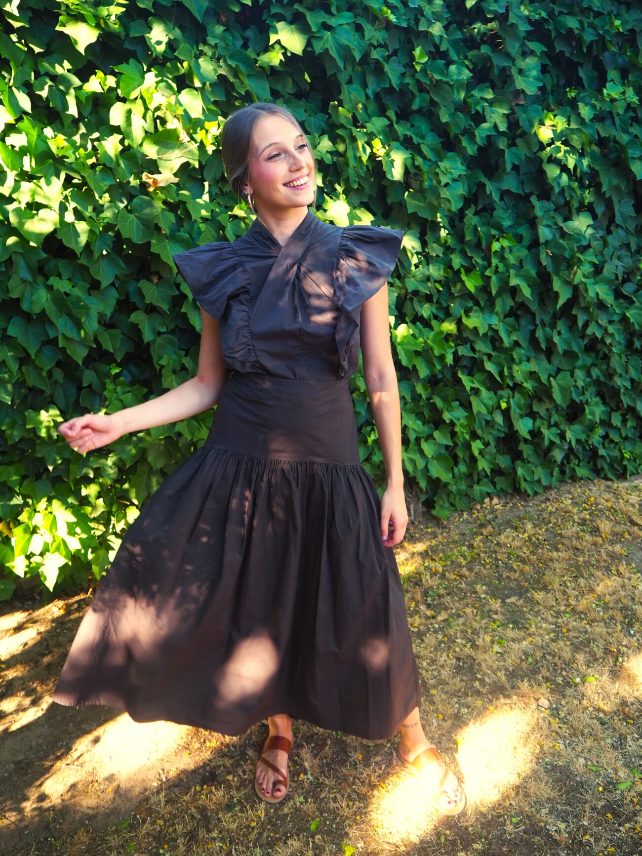 Falda midi asimétrica corte a la cadera y falda vuelo marrón
