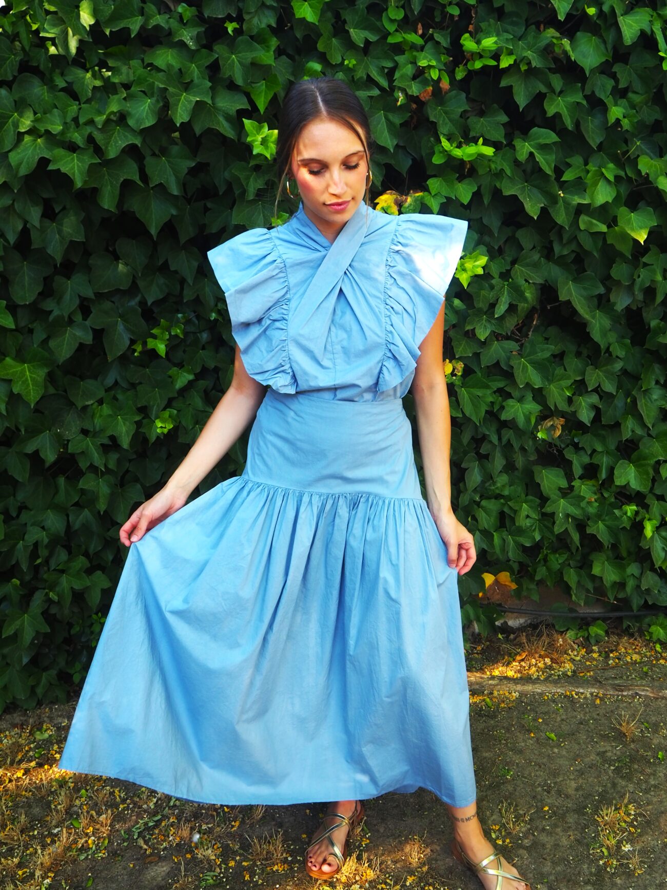 Falda midi asimétrica corte a la cadera y falda vuelo azul