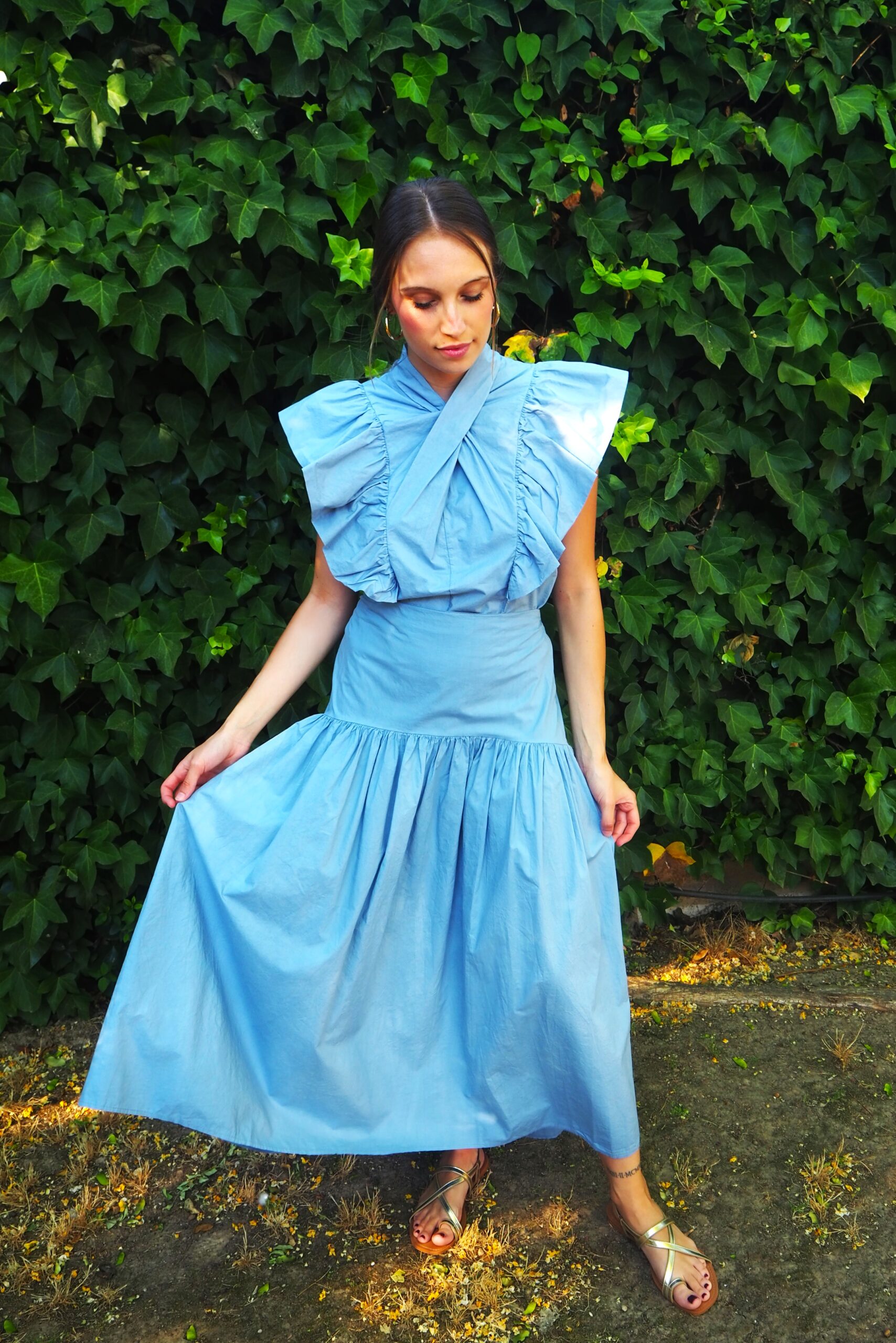 Blusa cuello cruzado y volante al hombro azul - Imagen 5