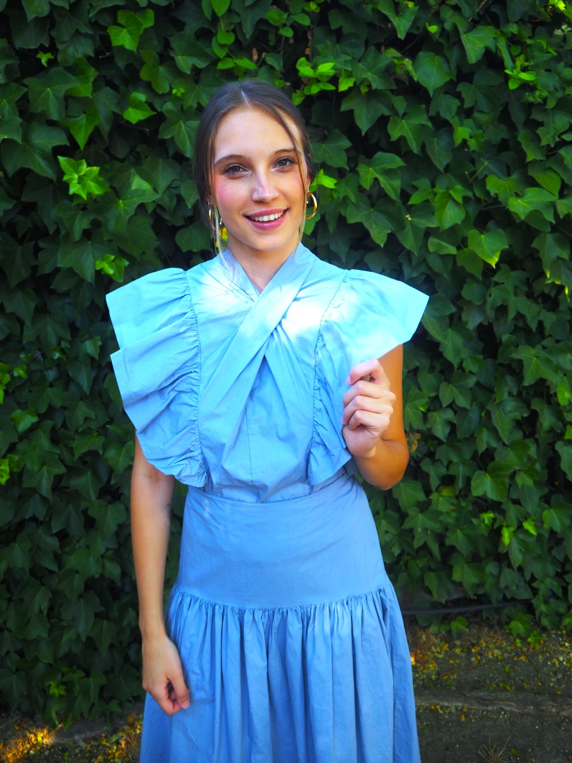 Blusa cuello cruzado y volante al hombro azul - Imagen 3