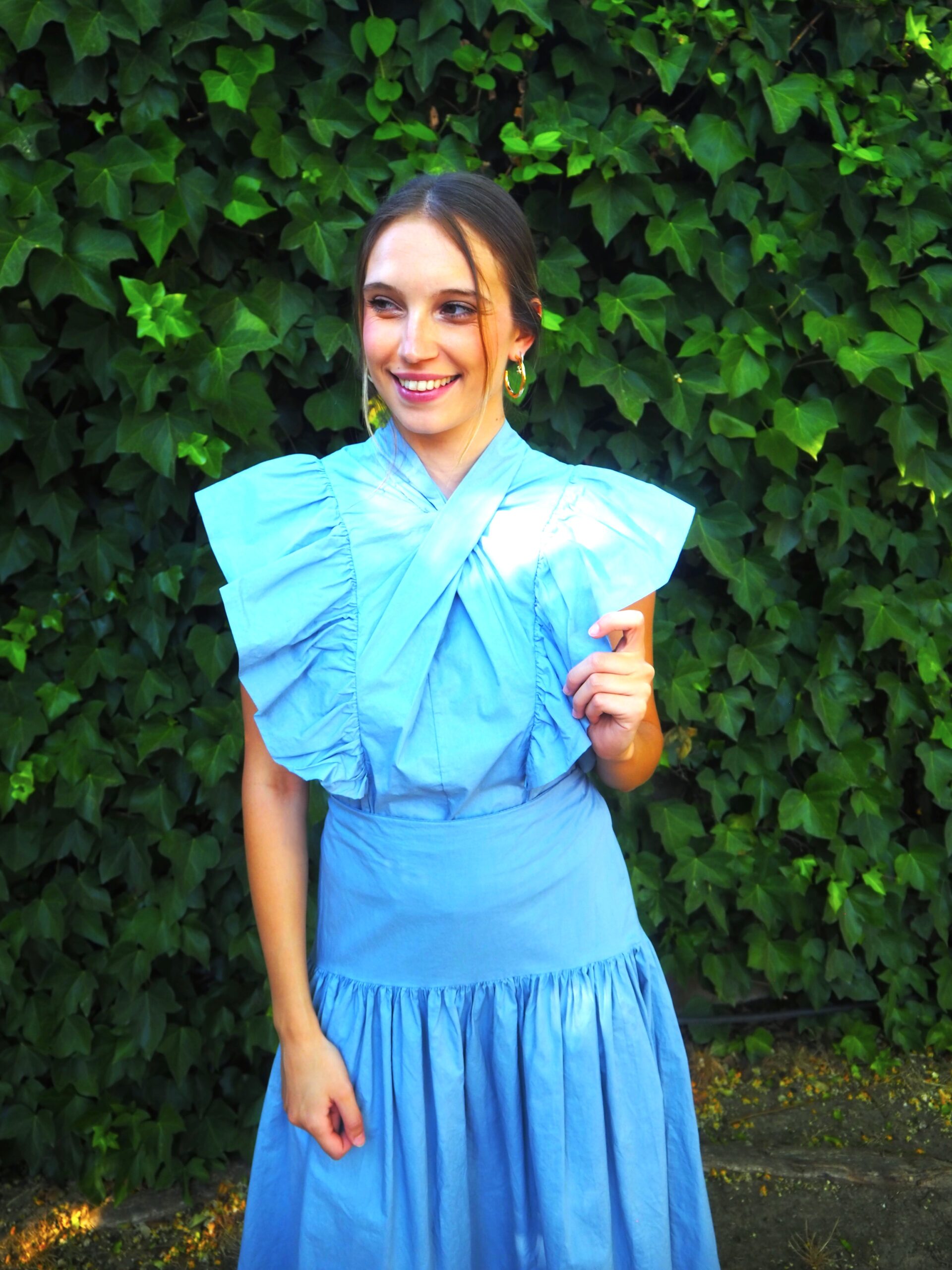Blusa cuello cruzado y volante al hombro azul - Imagen 2