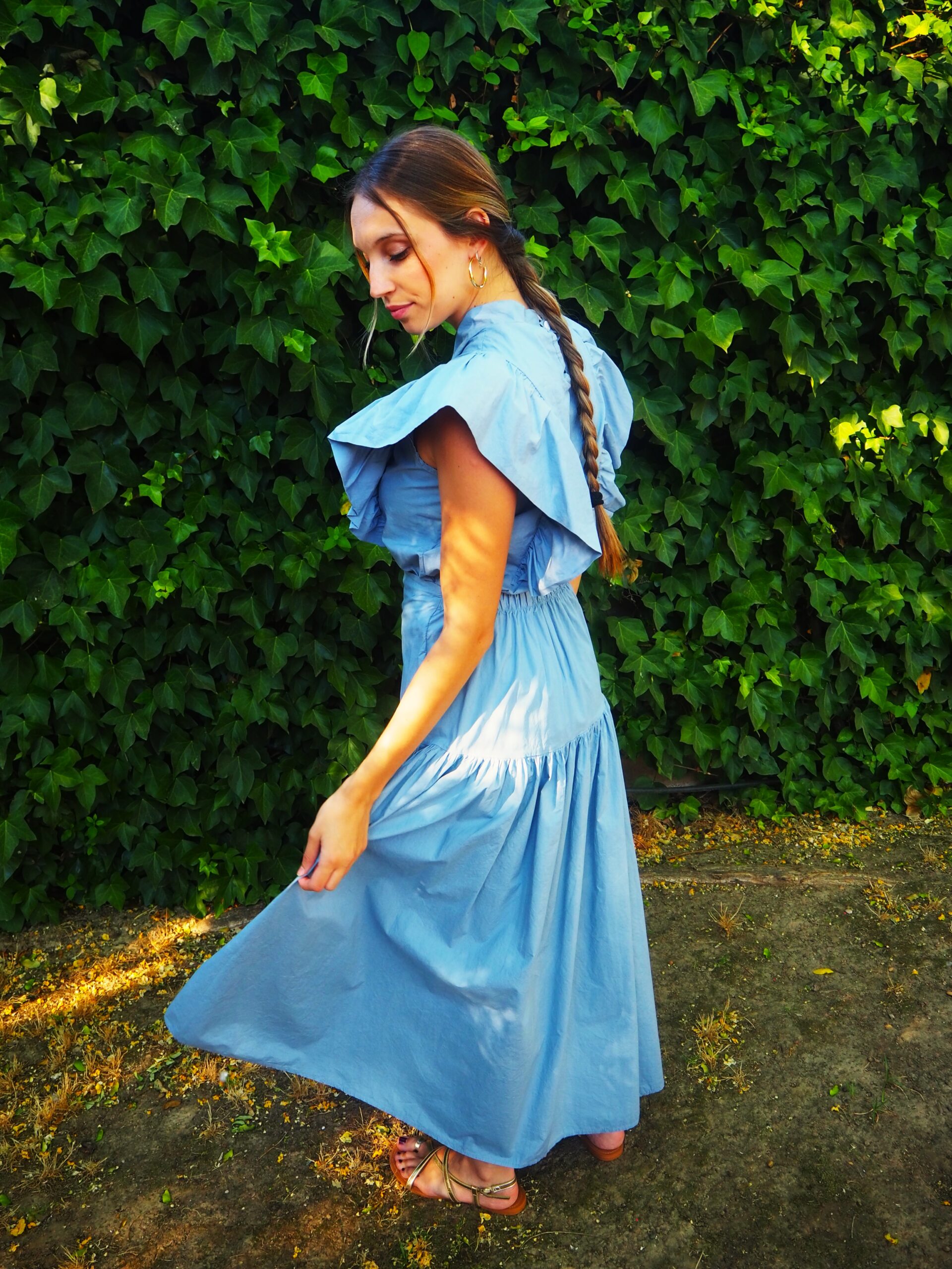 Blusa cuello cruzado y volante al hombro azul - Imagen 4