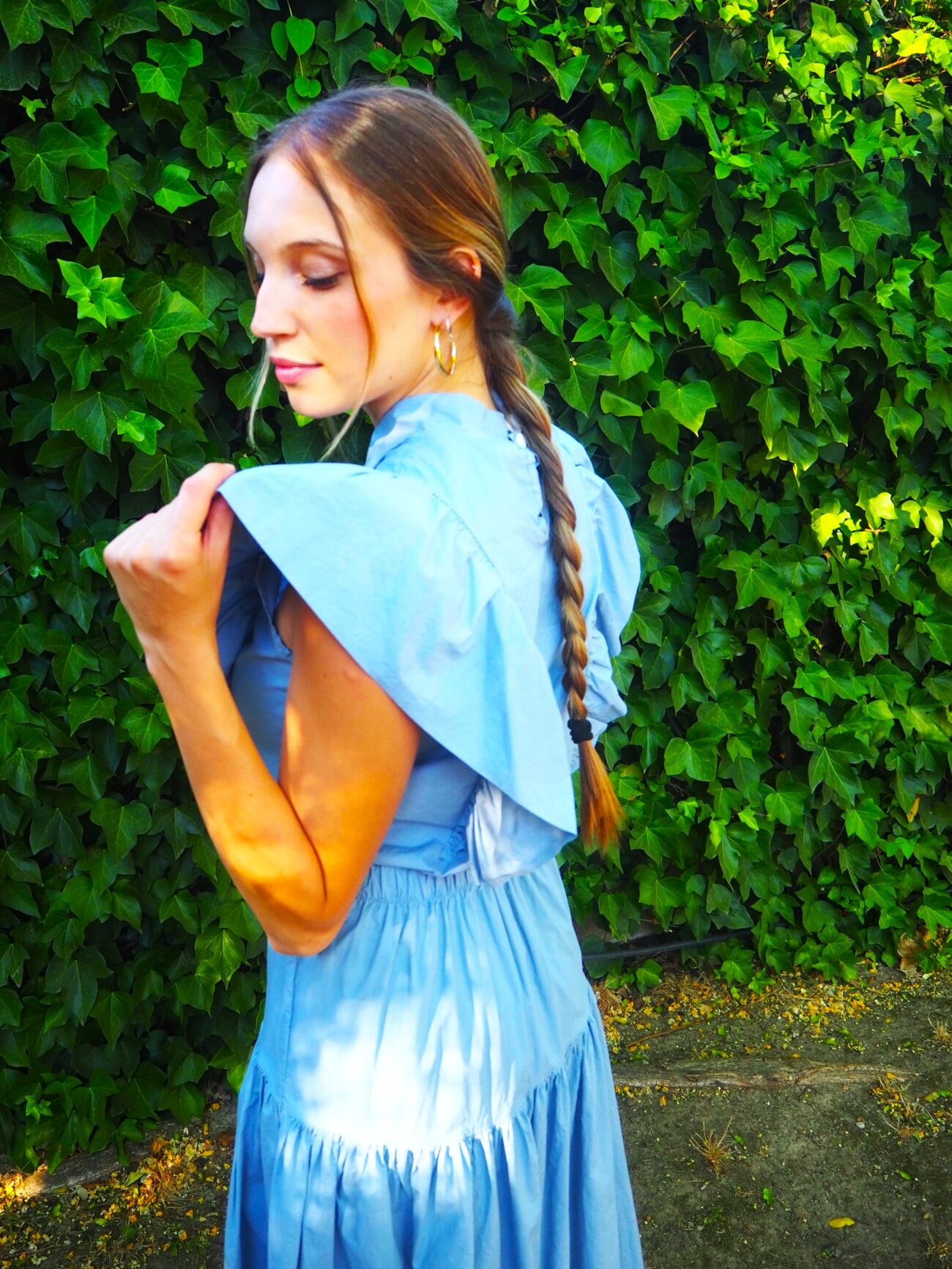 Blusa cuello cruzado y volante al hombro azul