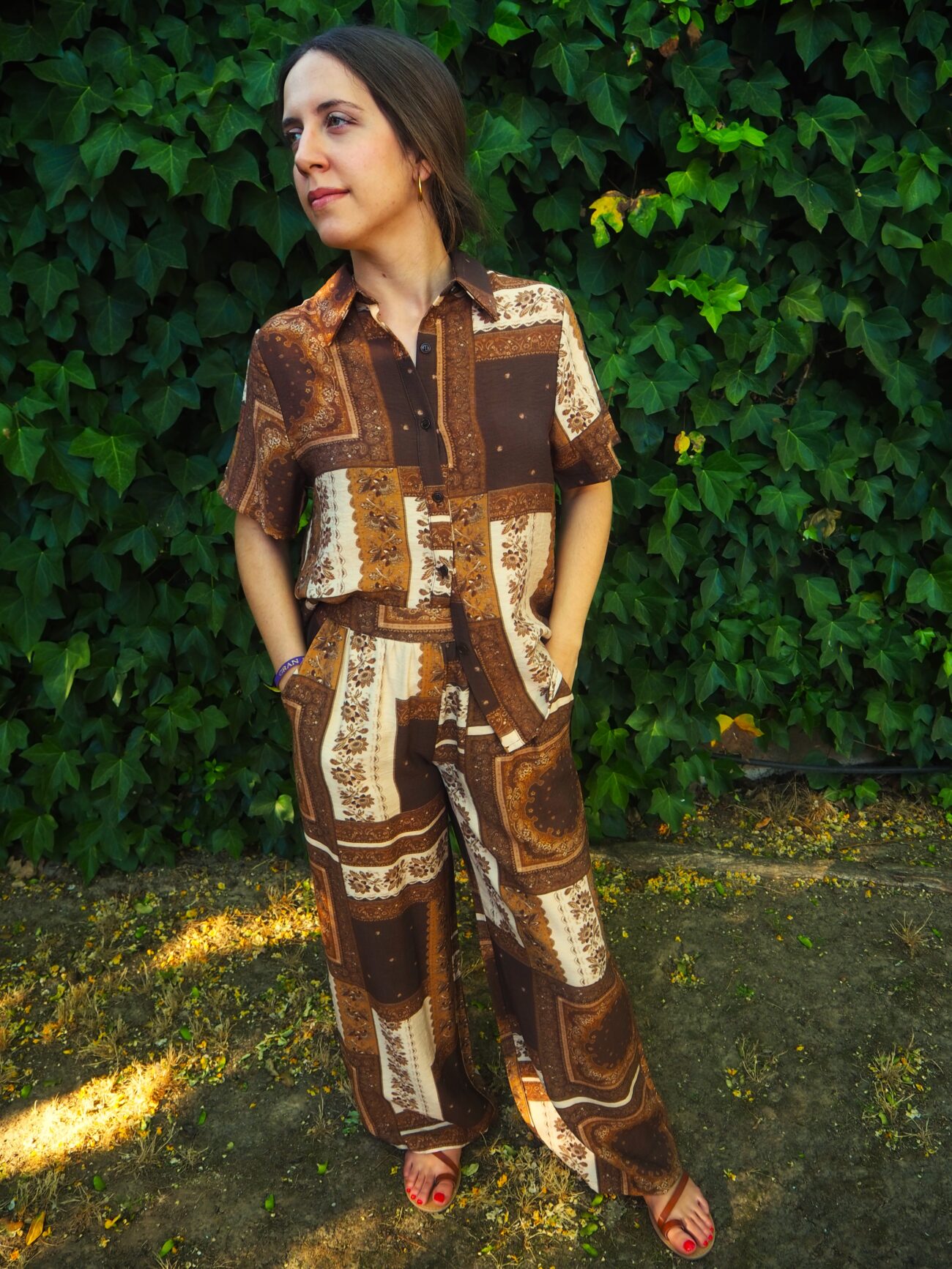 Pantalón total look patchwork de tiro alto y corte recto