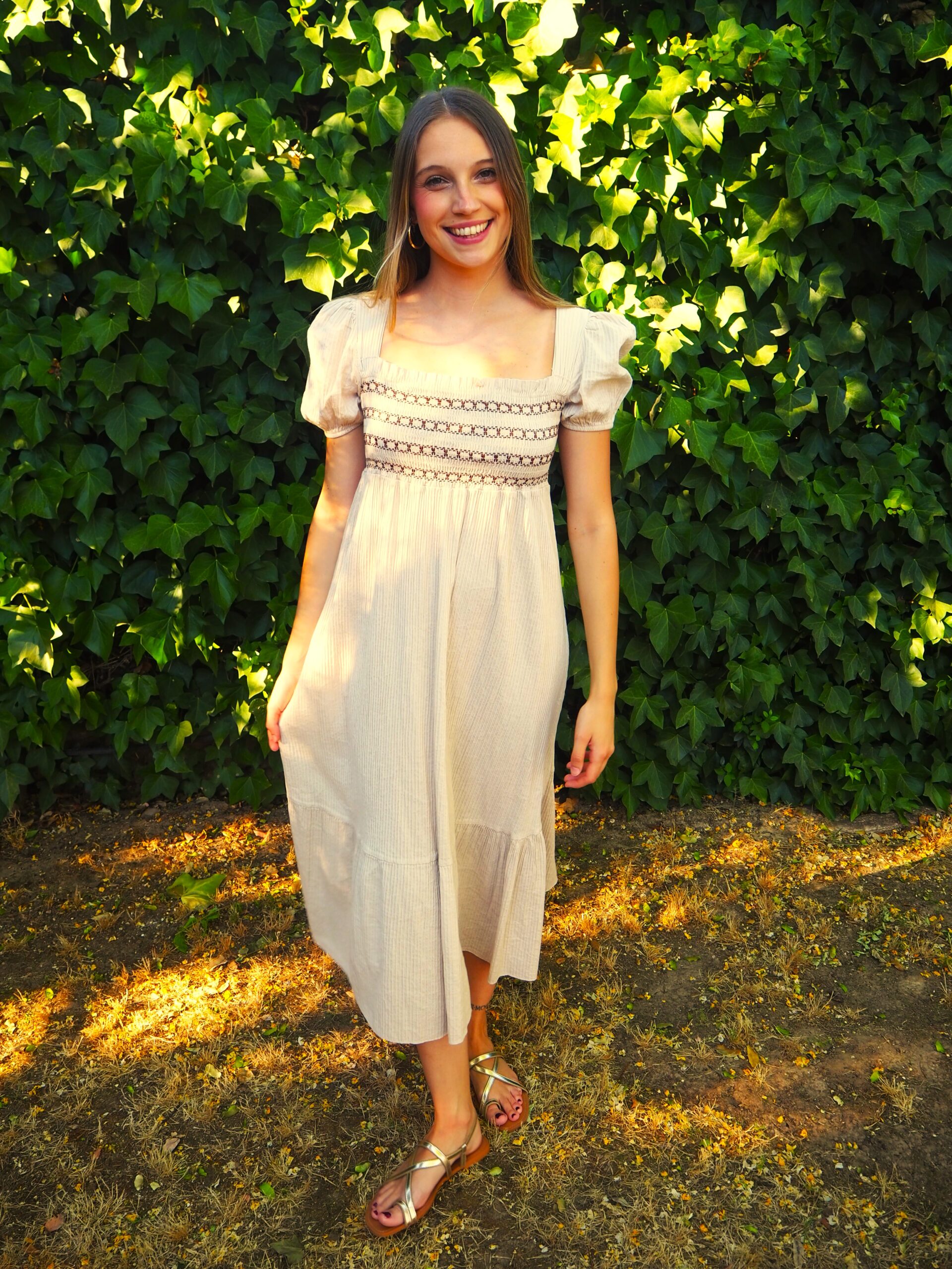 Vestido midi manga corta y cuerpo nido de abeja beige - Imagen 4
