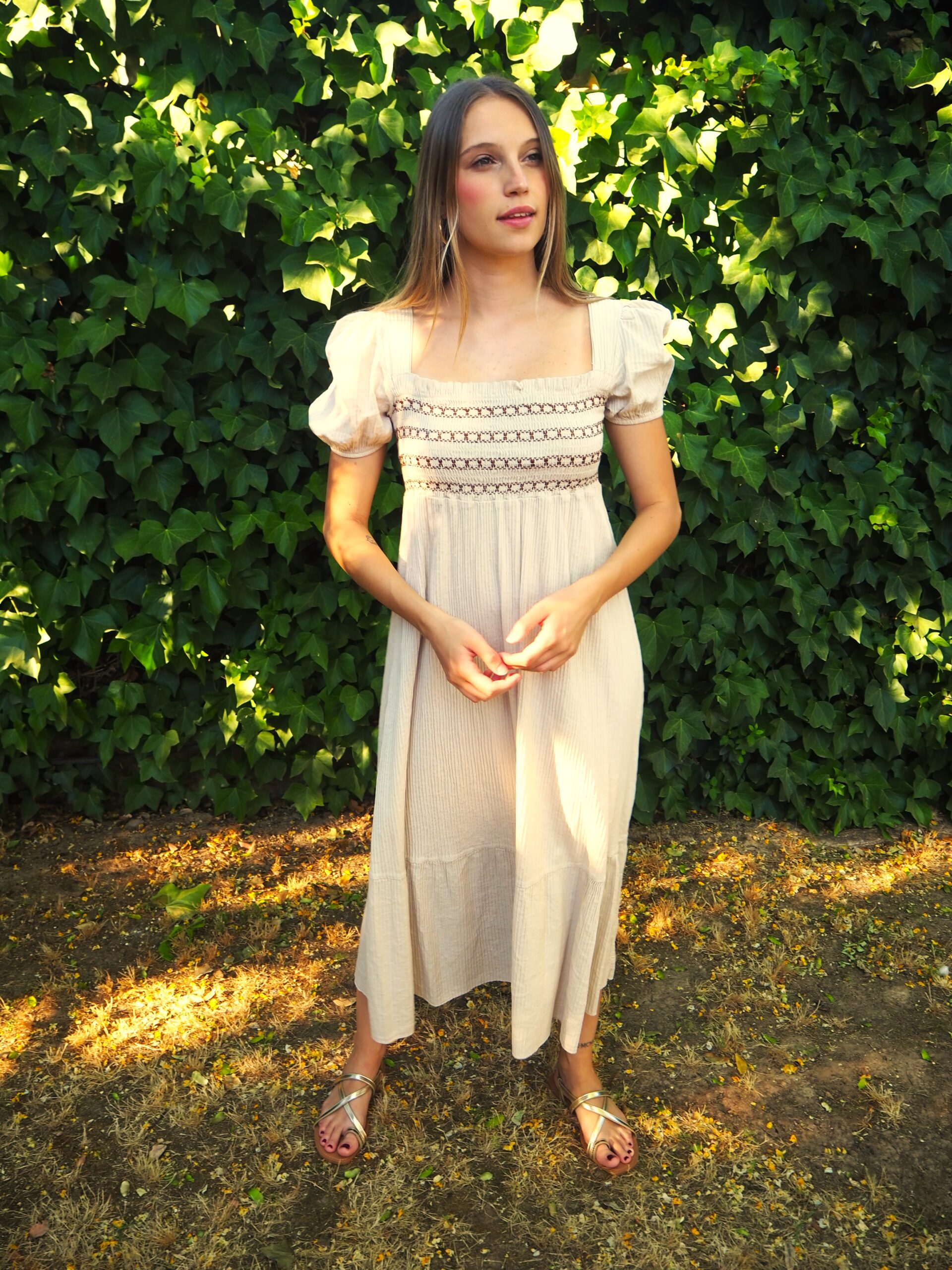 Vestido midi manga corta y cuerpo nido de abeja beige - Imagen 5
