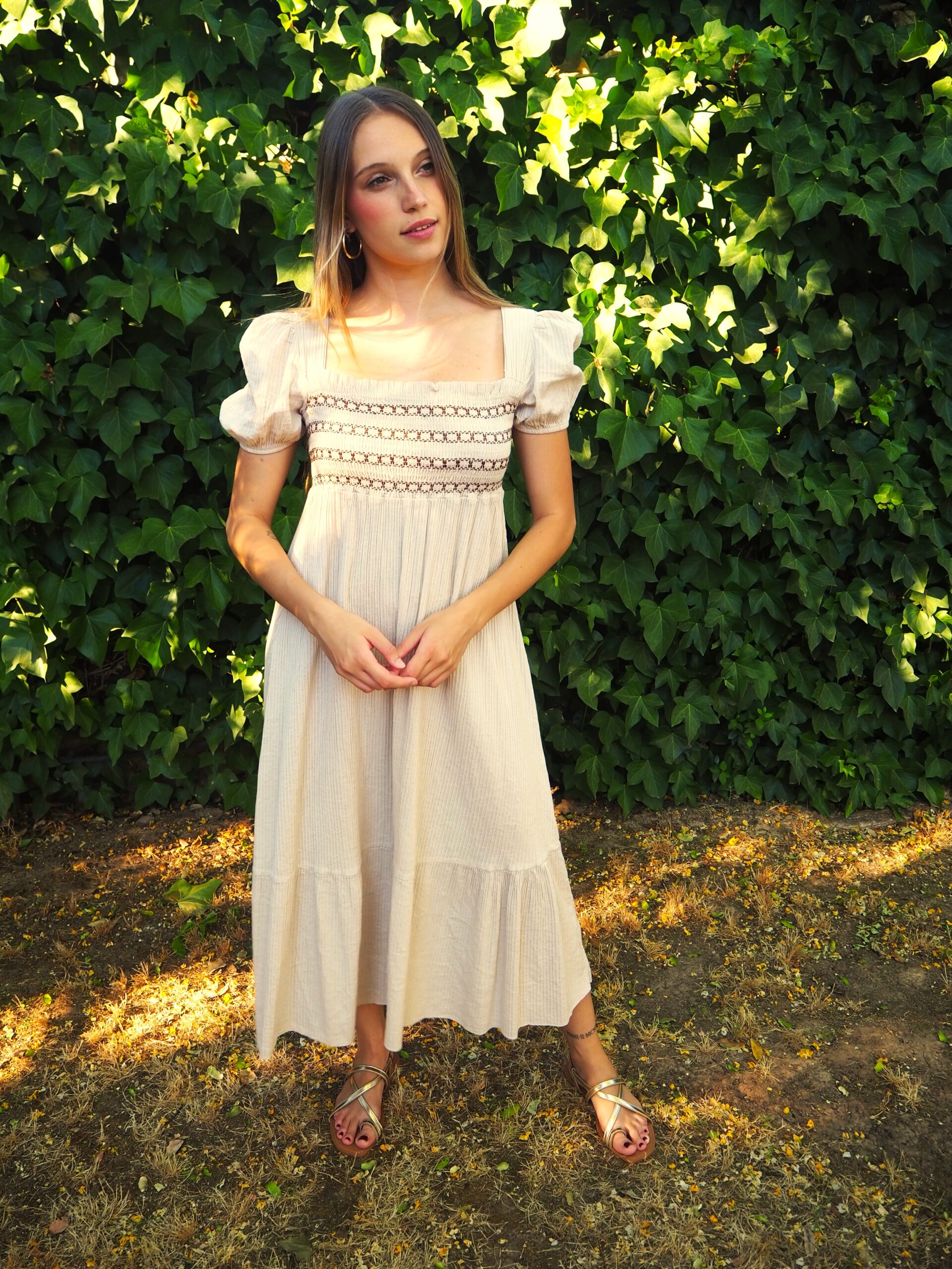 Vestido midi manga corta y cuerpo nido de abeja beige - Imagen 3