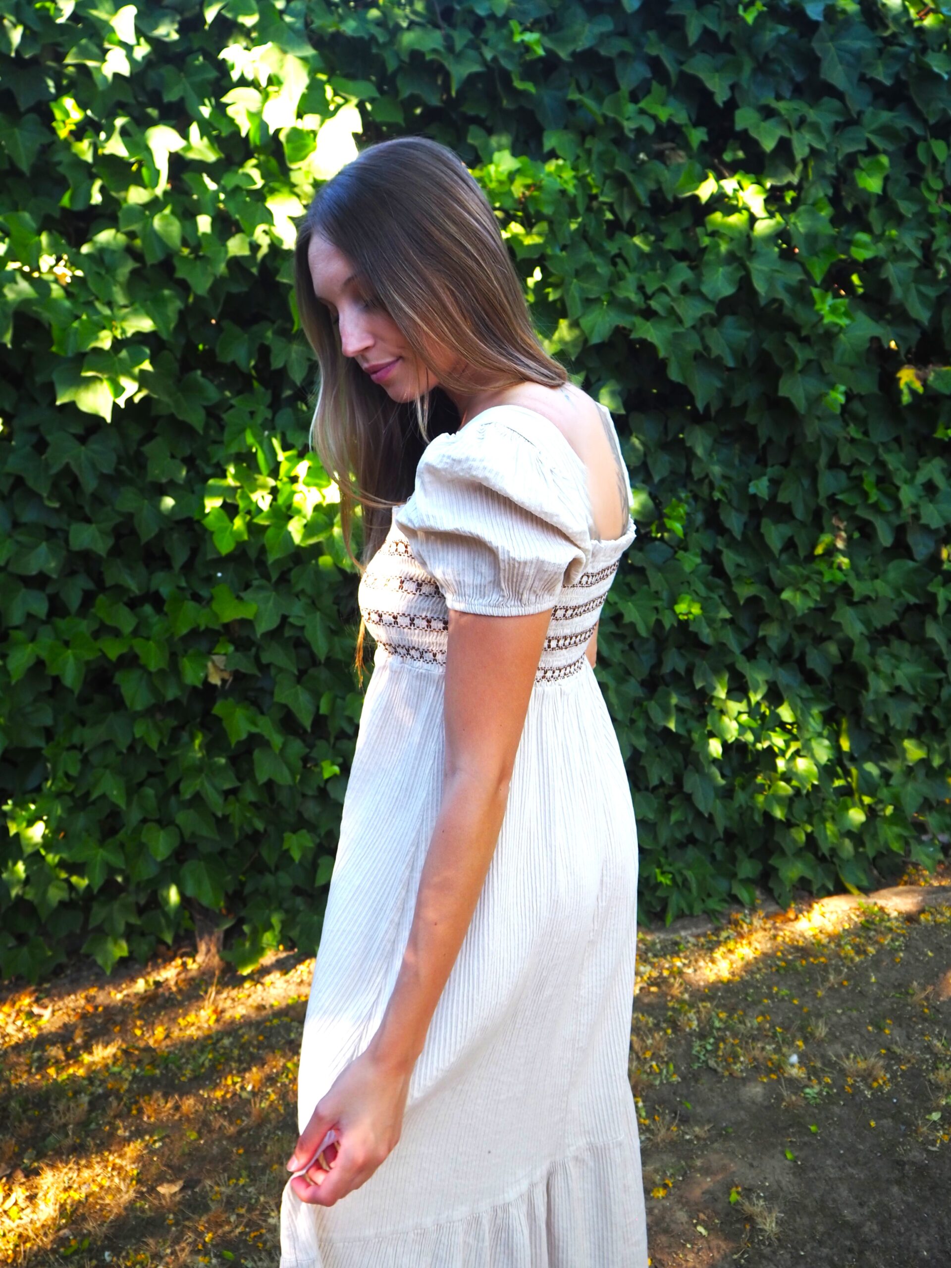 Vestido midi manga corta y cuerpo nido de abeja beige - Imagen 6