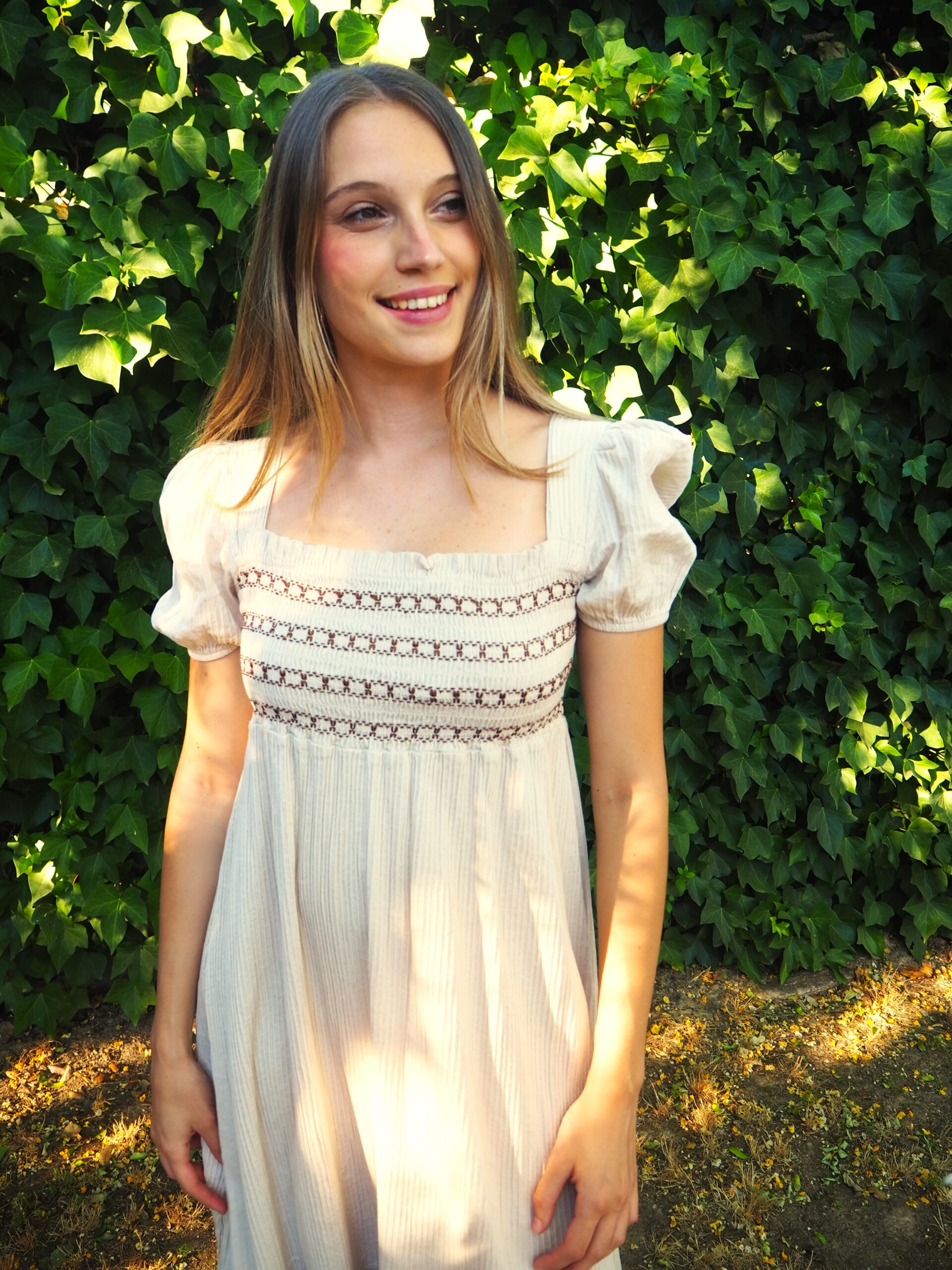 Vestido midi manga corta y cuerpo nido de abeja beige - Imagen 2