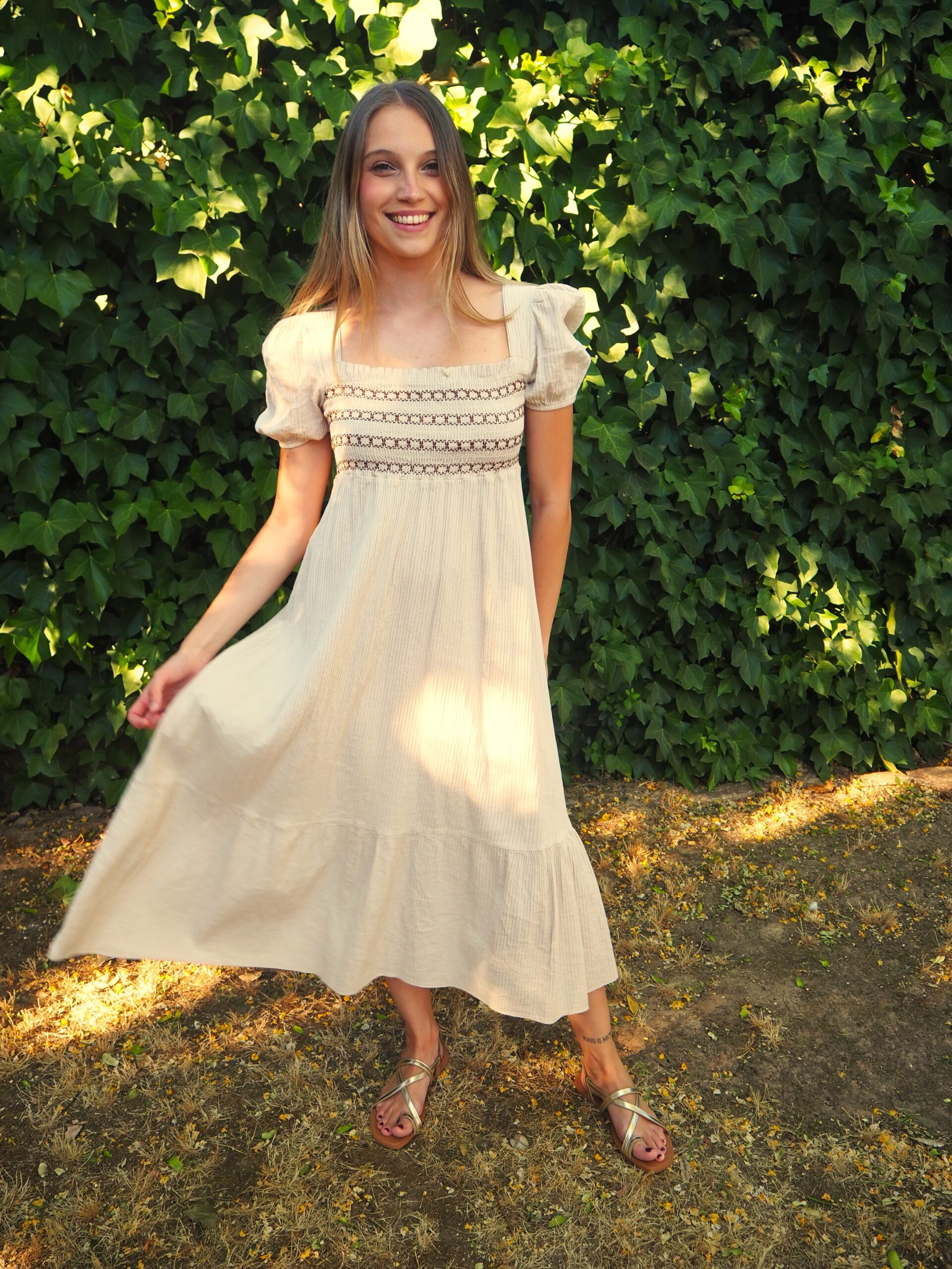 Vestido midi manga corta y cuerpo nido de abeja beige