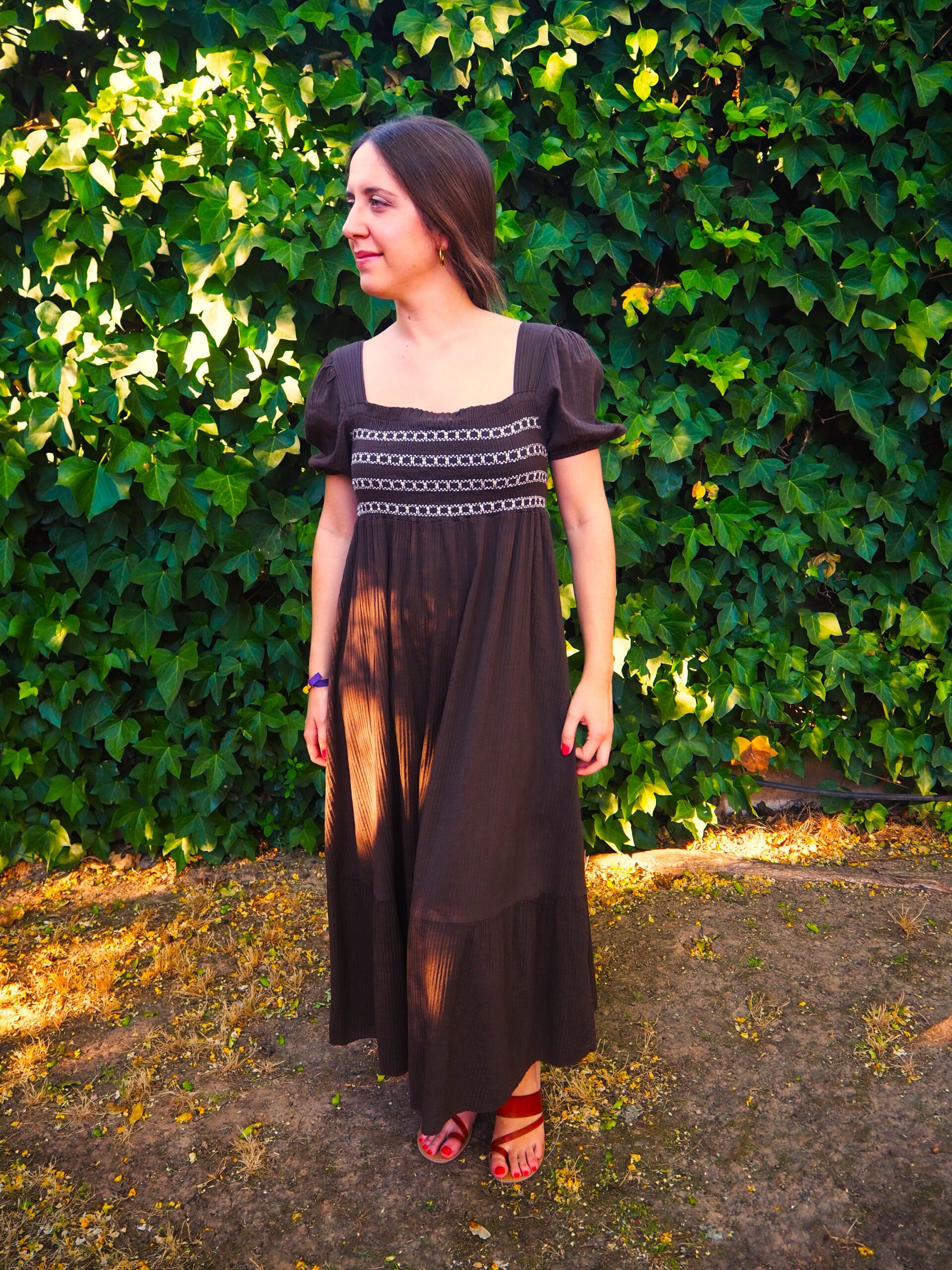 Vestido midi manga corta y cuerpo nido de abeja marrón - Imagen 2