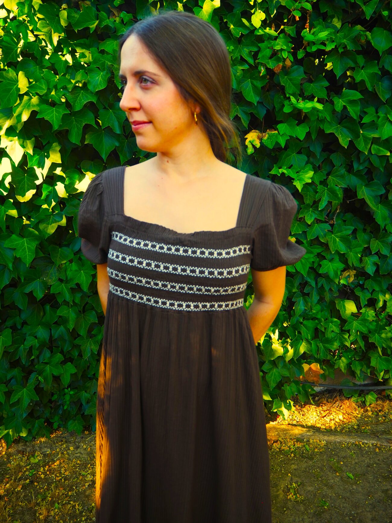 Vestido midi manga corta y cuerpo nido de abeja marrón