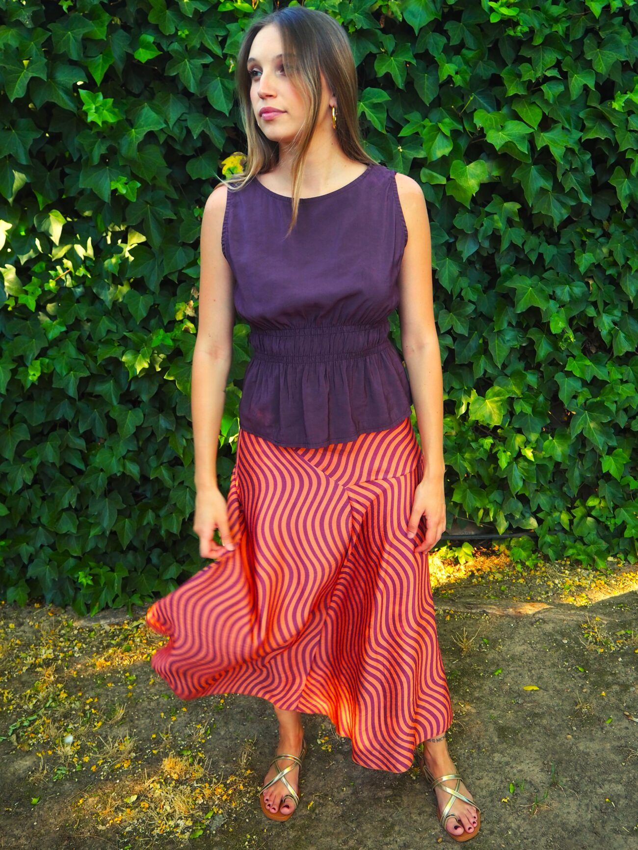 Falda midi ondas con corte asimétrico a la cadera naranja