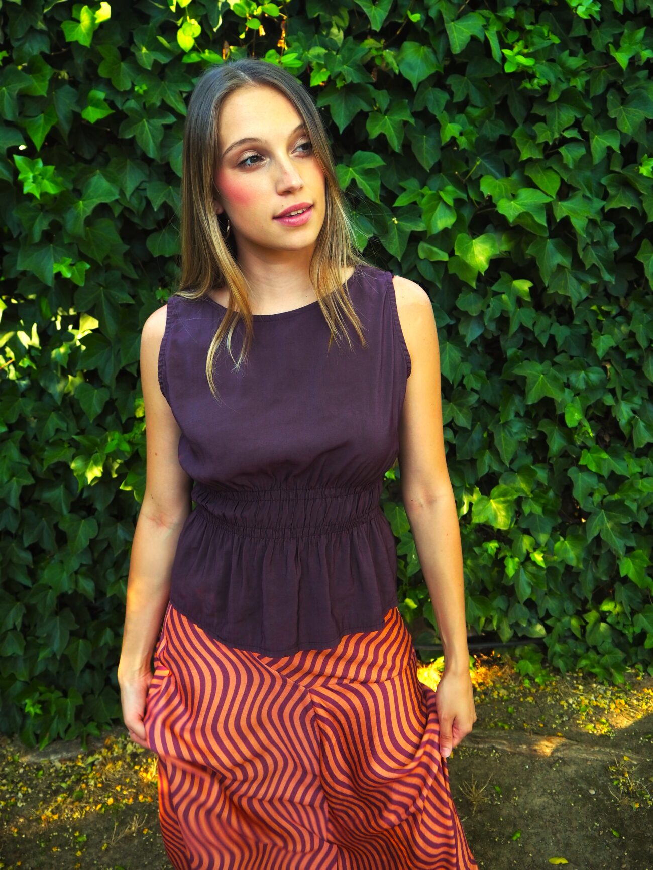 Blusa de algodón entallada sin mangas berenjena