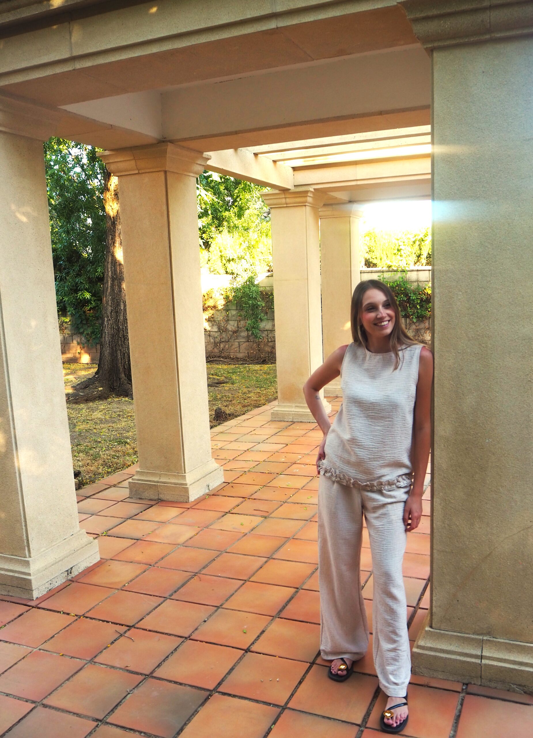 Pantalón de pinzas total look raya diplomática beige - Imagen 3
