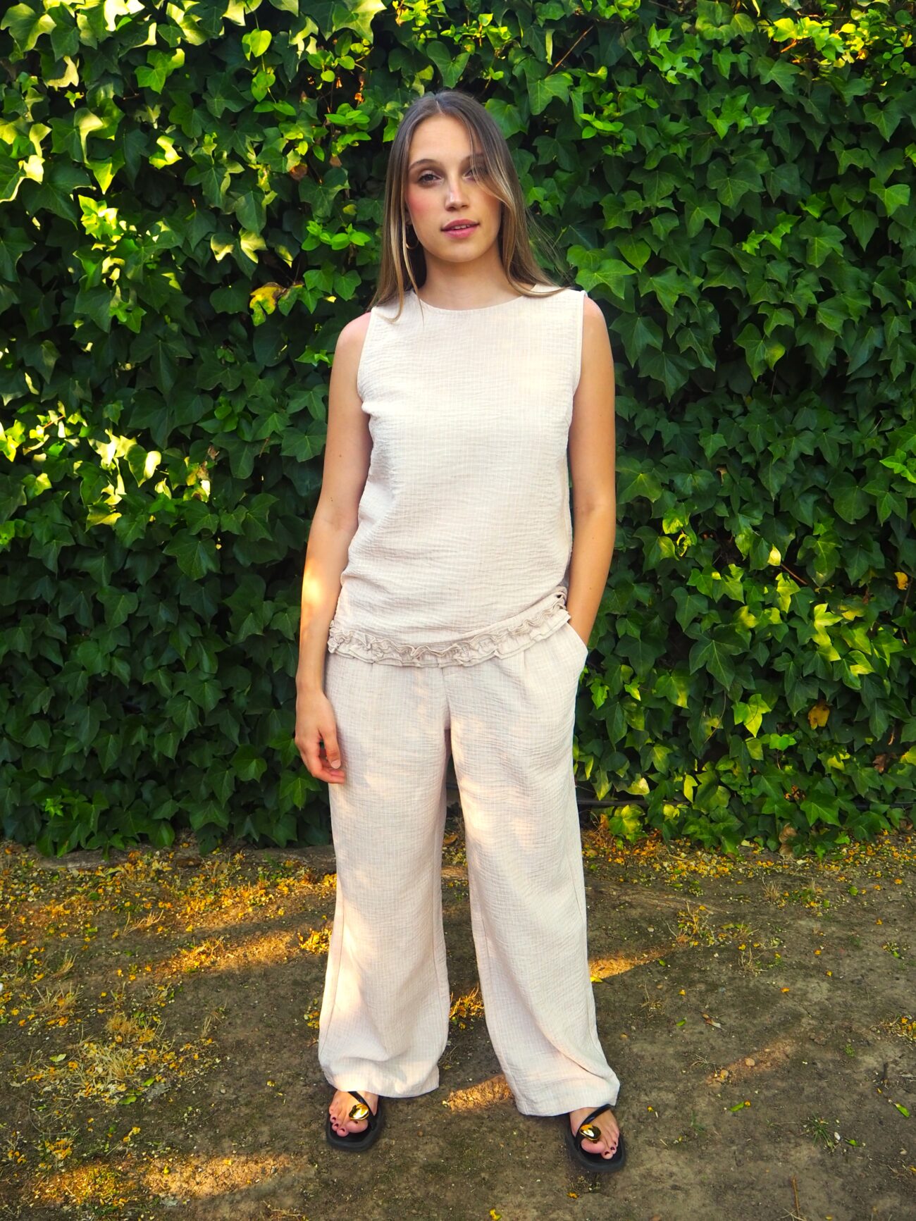 Pantalón de pinzas total look raya diplomática beige