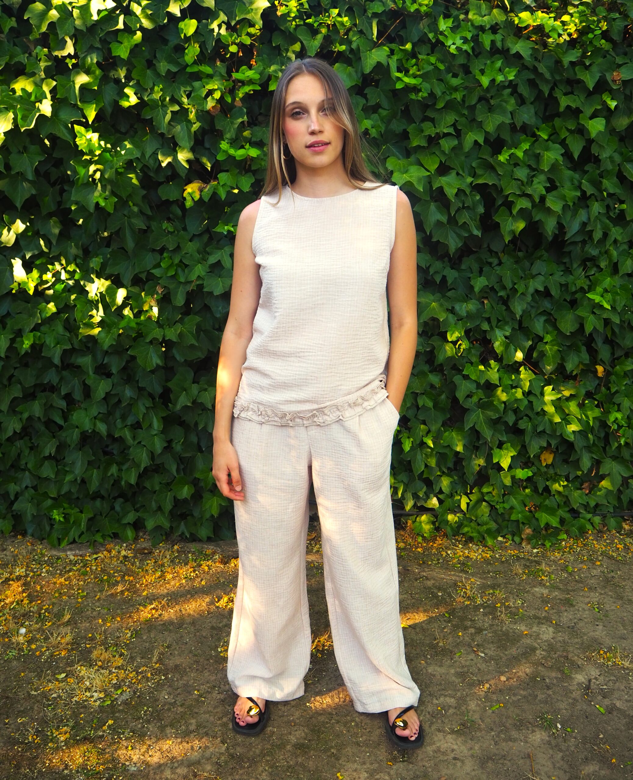 Pantalón de pinzas total look raya diplomática beige