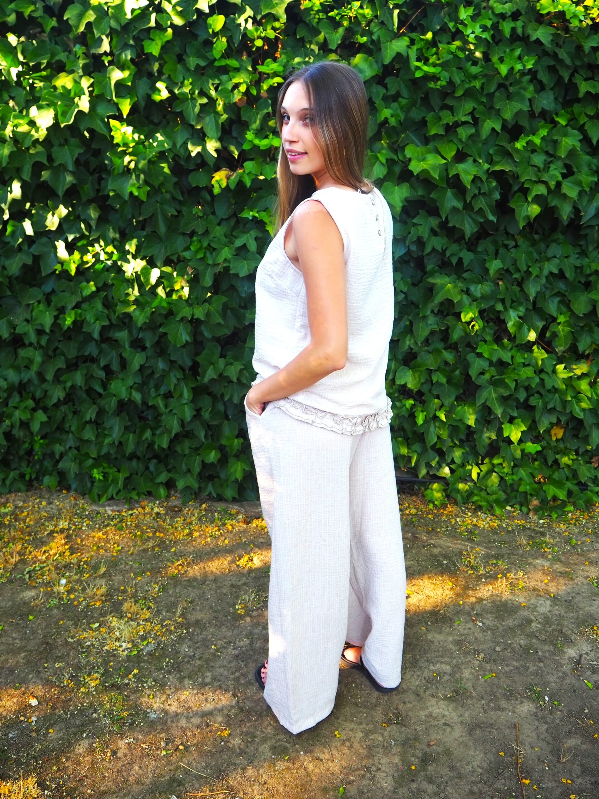 Pantalón de pinzas total look raya diplomática beige - Imagen 2