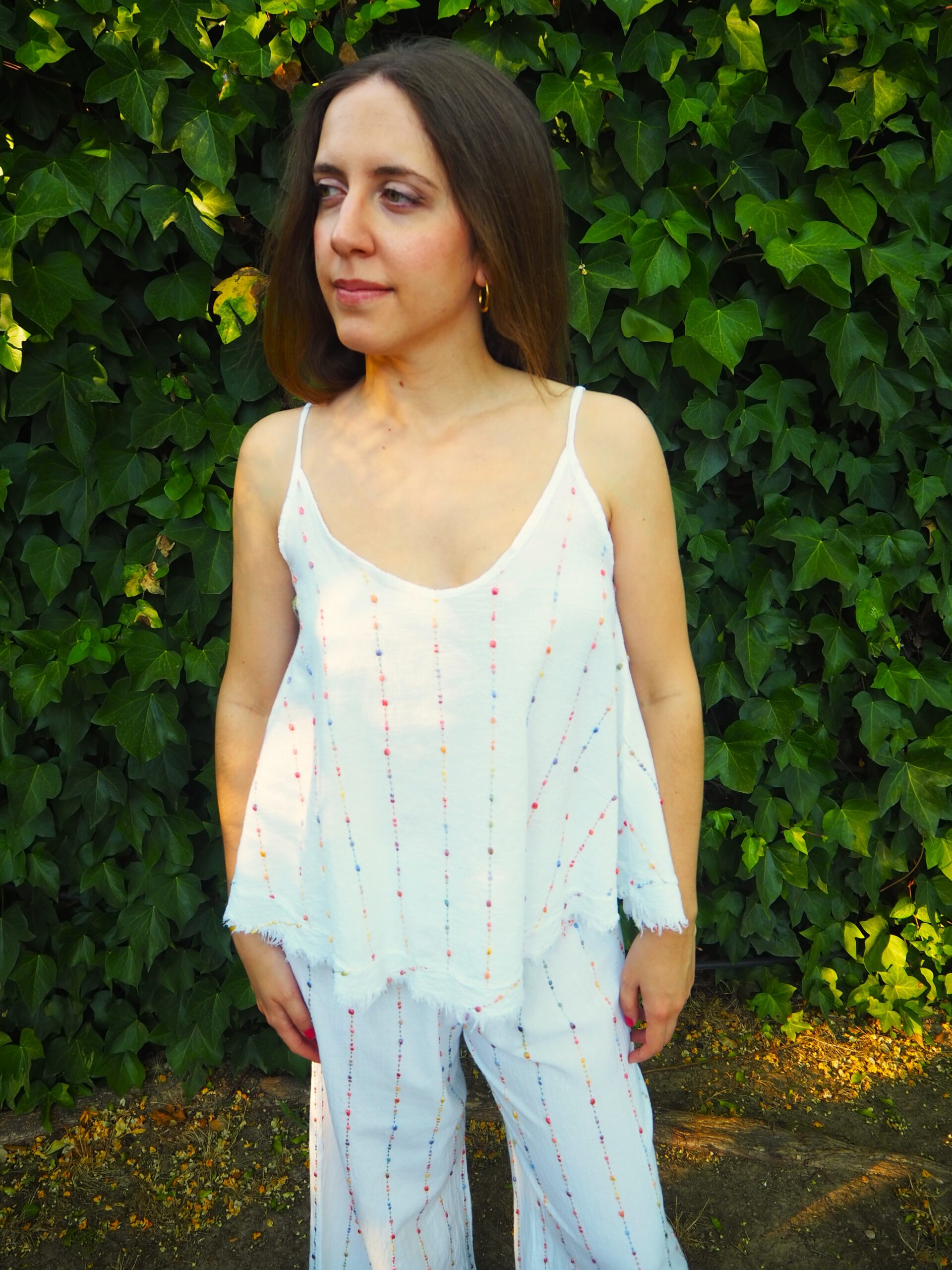 Top de algodón con detalle multicolor de tirantes blanco