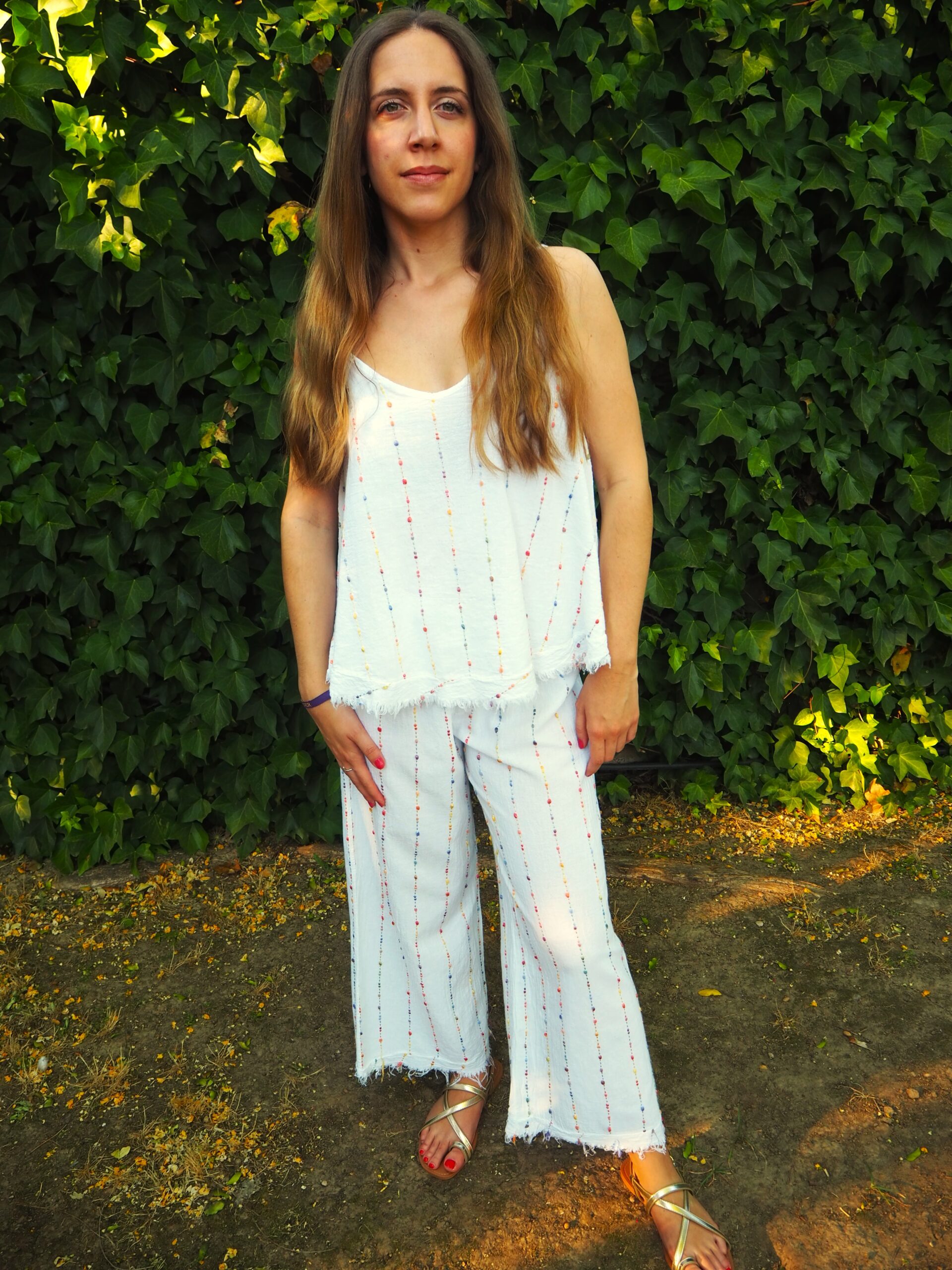 Pantalón de algodón con detalle multicolor y bajo deshilado blanco - Imagen 3