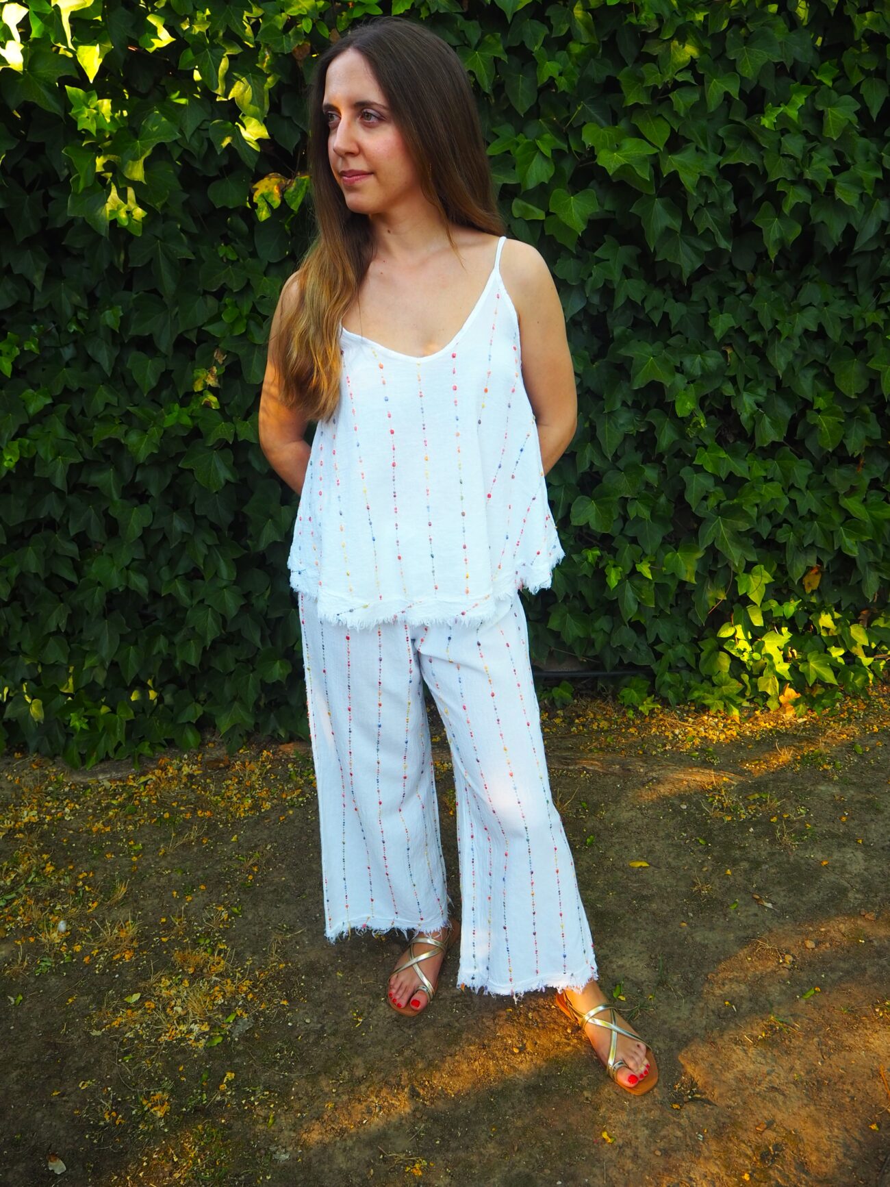 Pantalón de algodón con detalle multicolor y bajo deshilado blanco