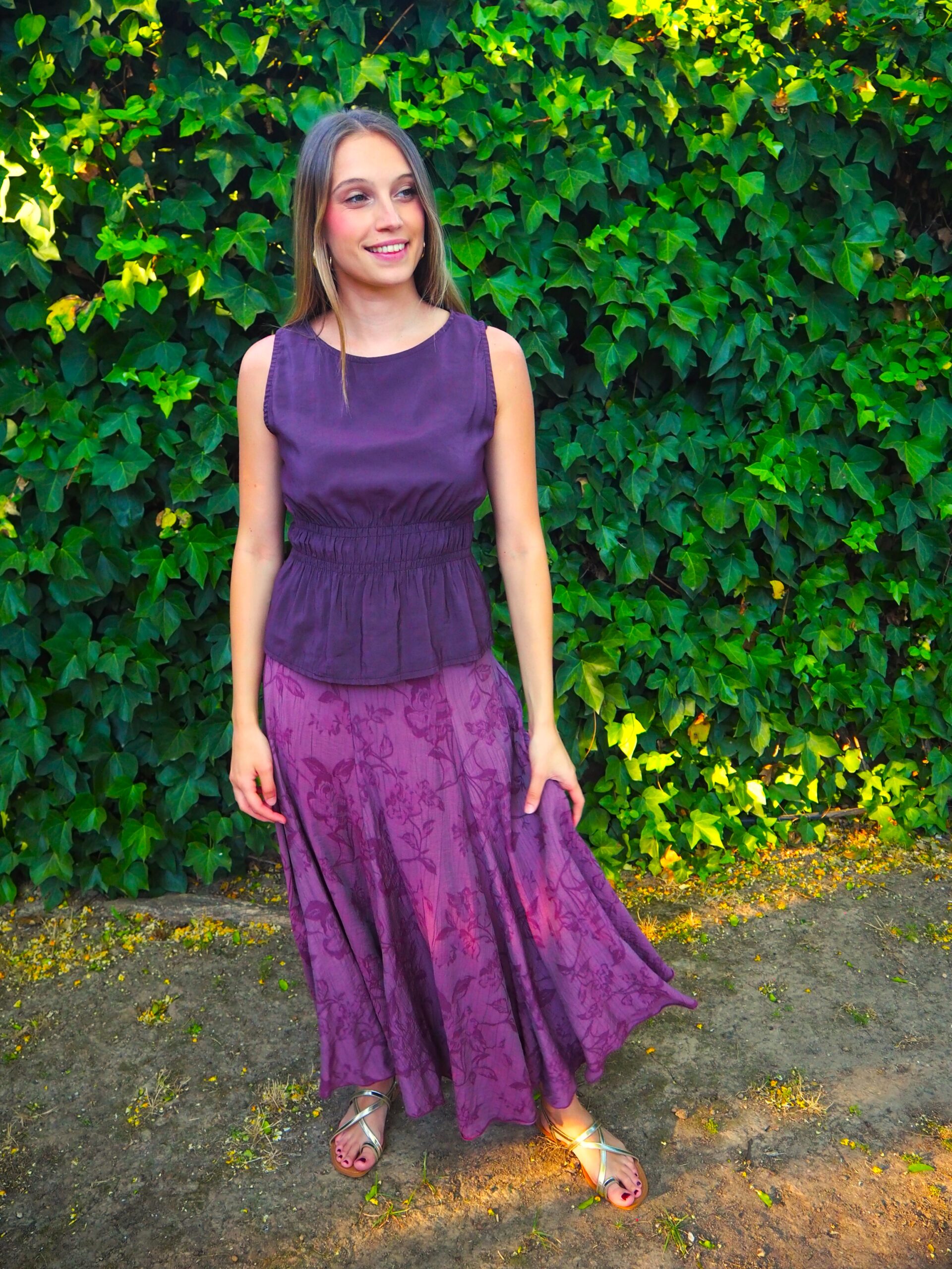 Falda midi satinada de nejas muy fluida con bordado floral lila - Imagen 2