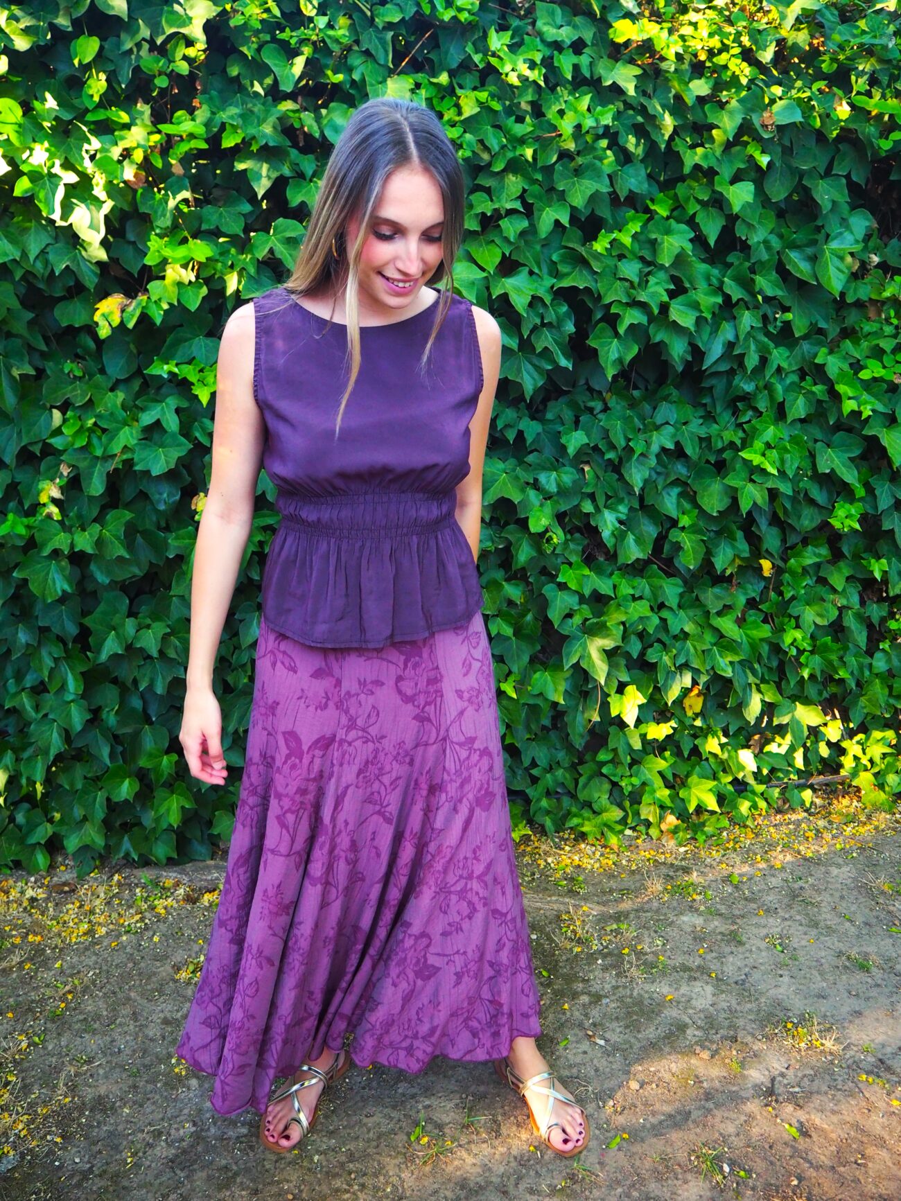 Falda midi satinada de nejas muy fluida con bordado floral lila