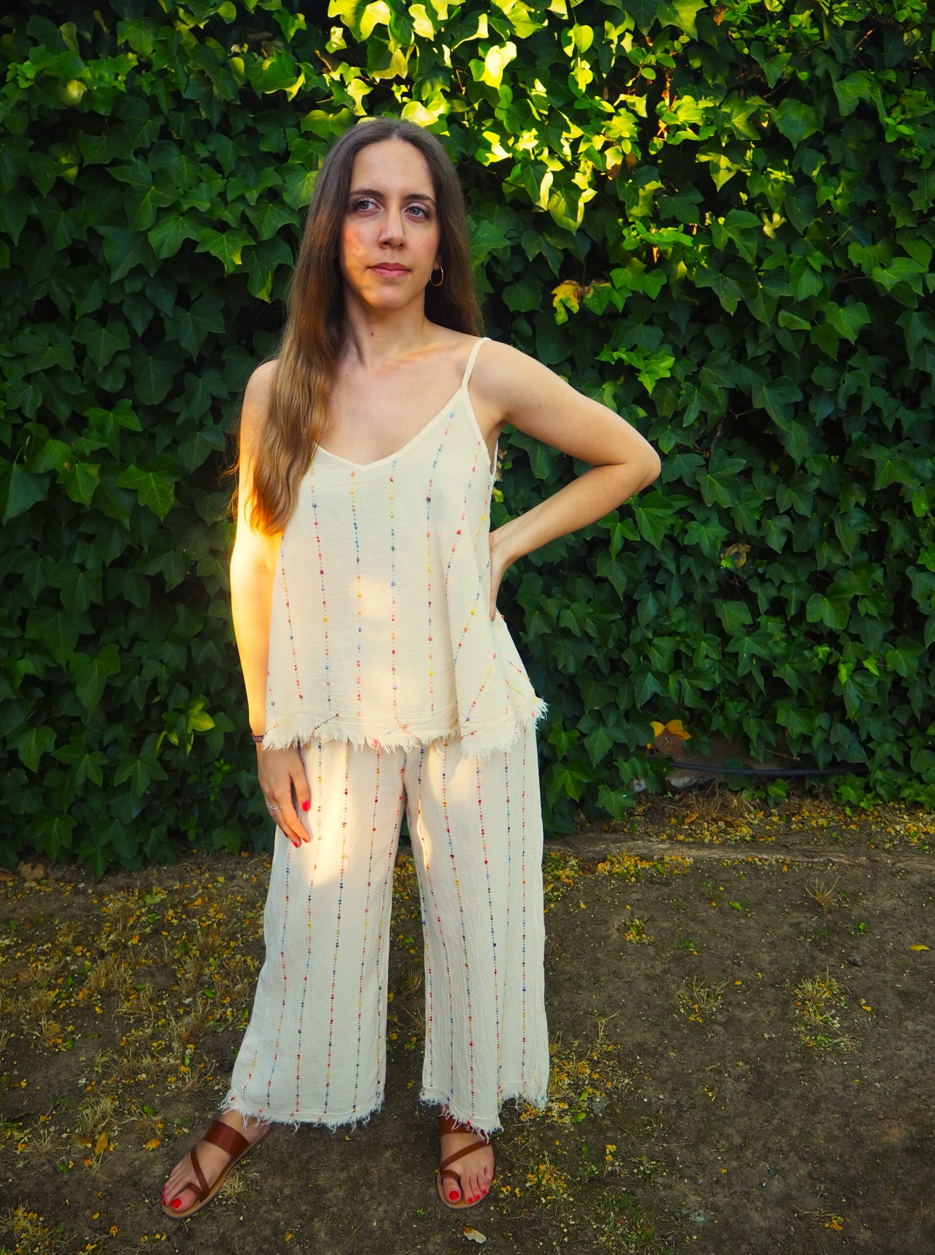 Pantalón de algodón con detalle multicolor y bajo deshilado beige