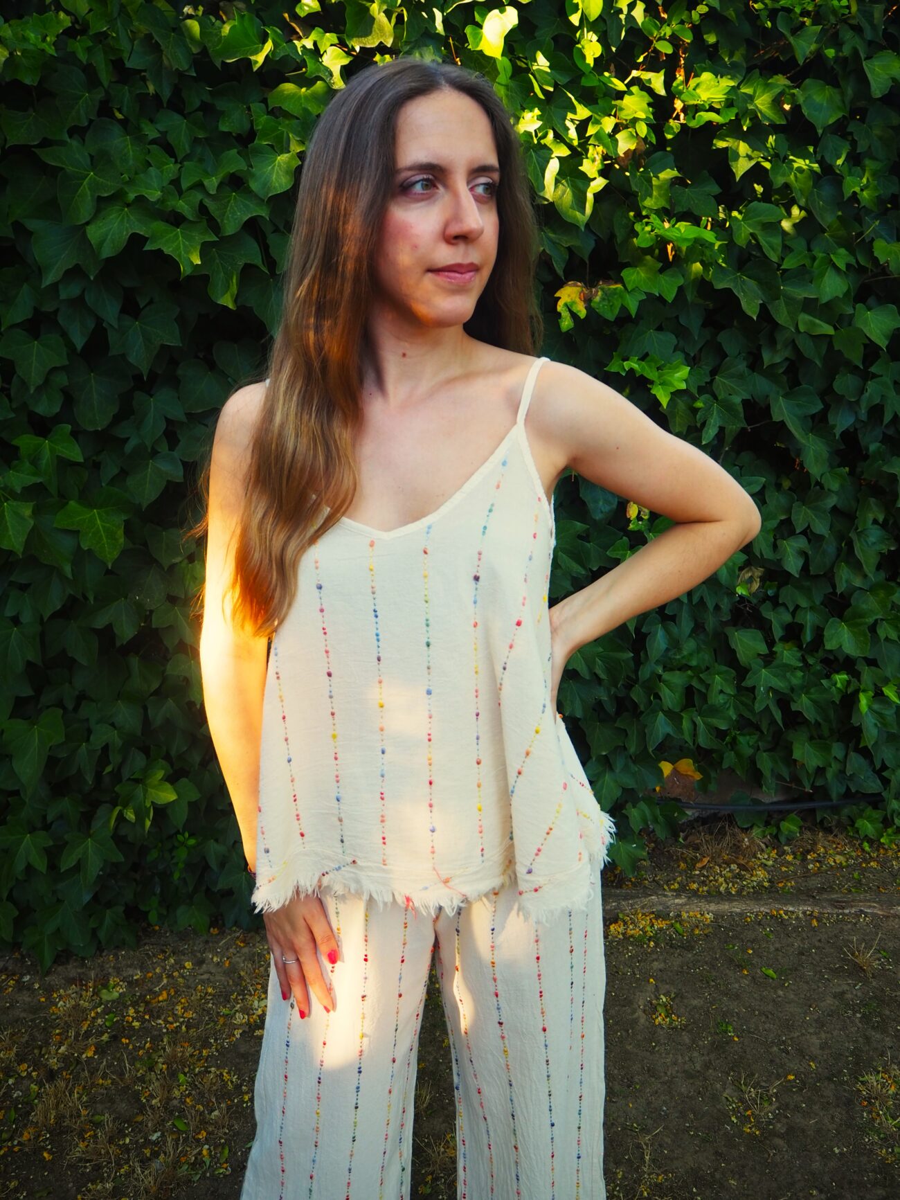 Top de algodón con detalle multicolor de tirantes beige