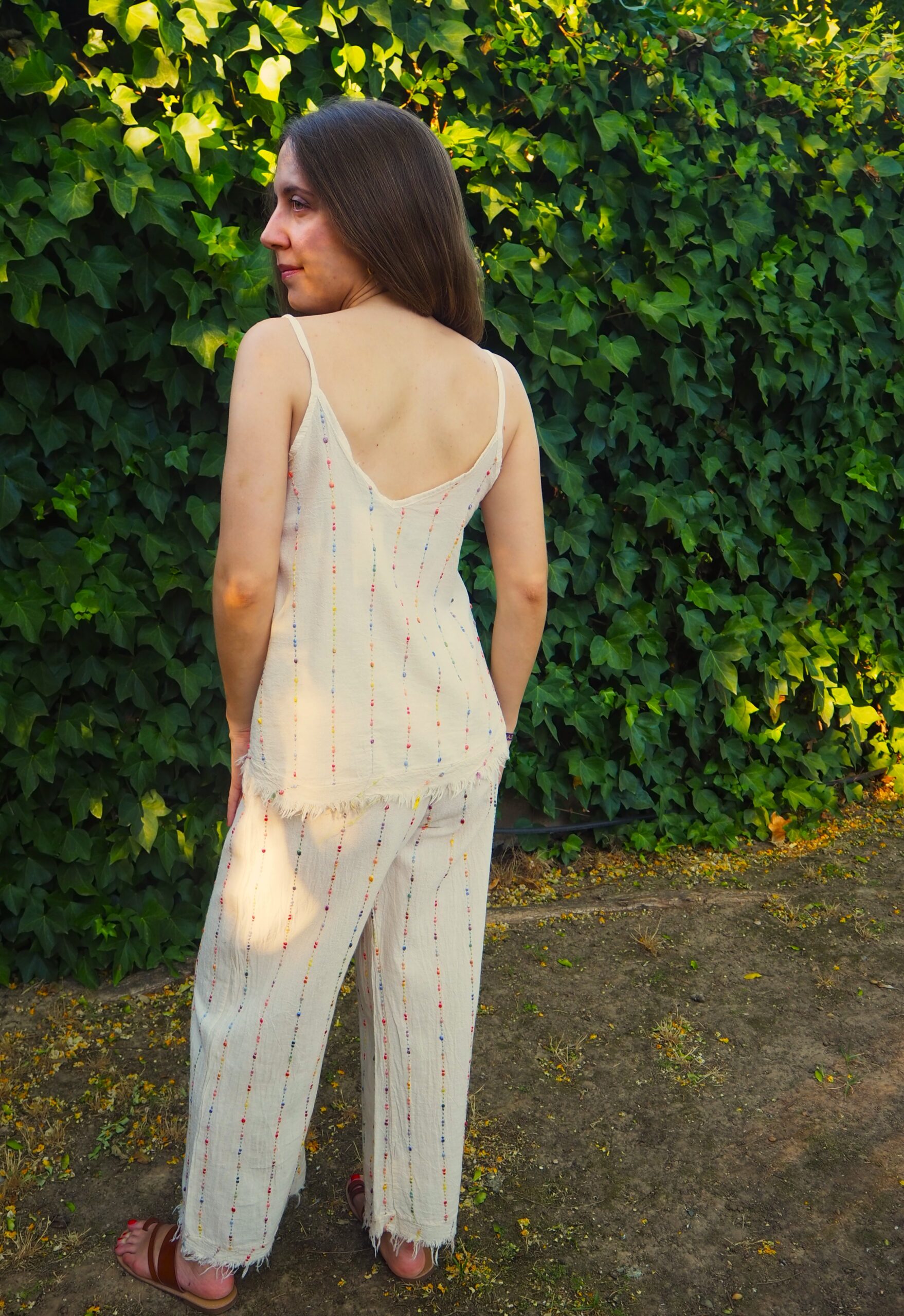 Pantalón de algodón con detalle multicolor y bajo deshilado beige - Imagen 2