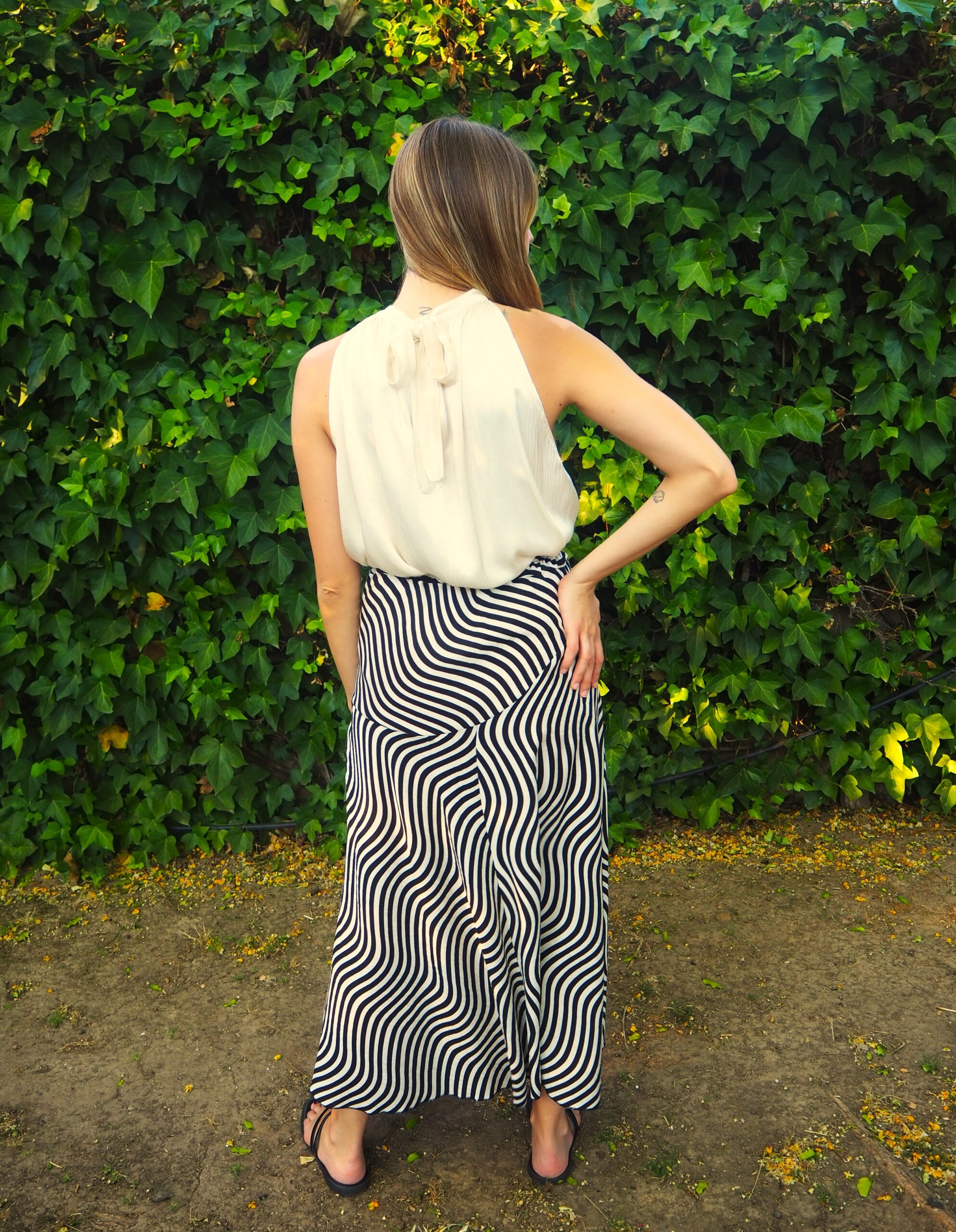 Falda midi ondas con corte asimétrico a la cadera blanco - Imagen 3