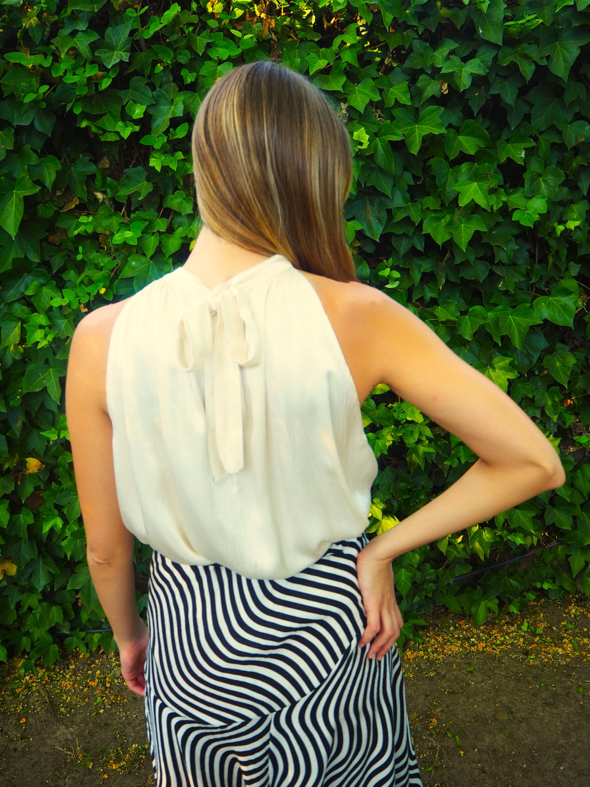 Blusa satinada halter sin manga con lazada en la espalda hueso - Imagen 2