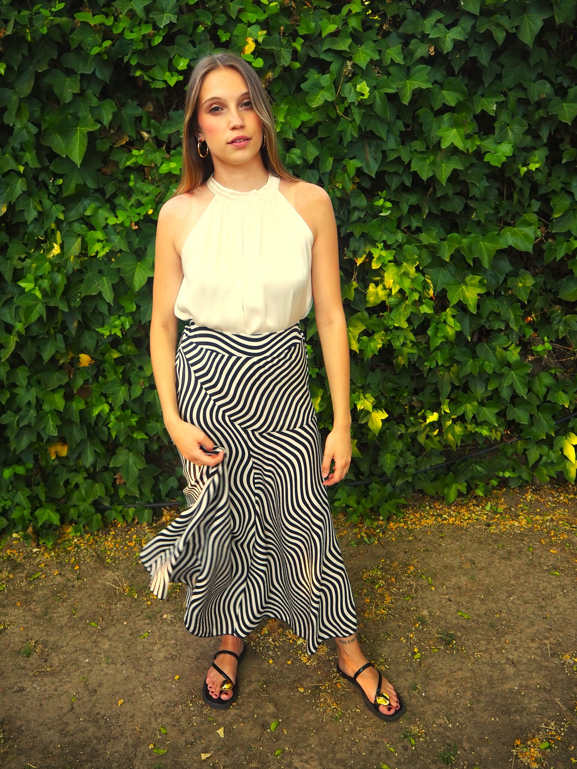 Falda midi ondas con corte asimétrico a la cadera blanco - Imagen 4