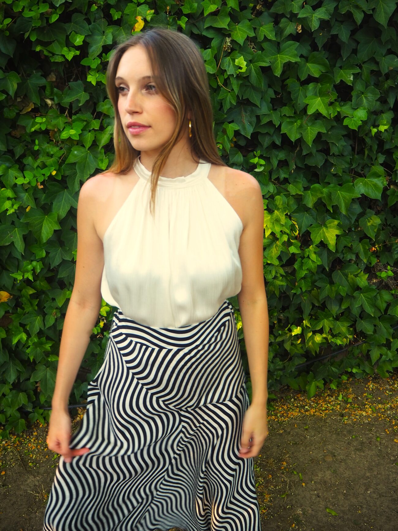 Blusa satinada halter sin manga con lazada en la espalda  hueso