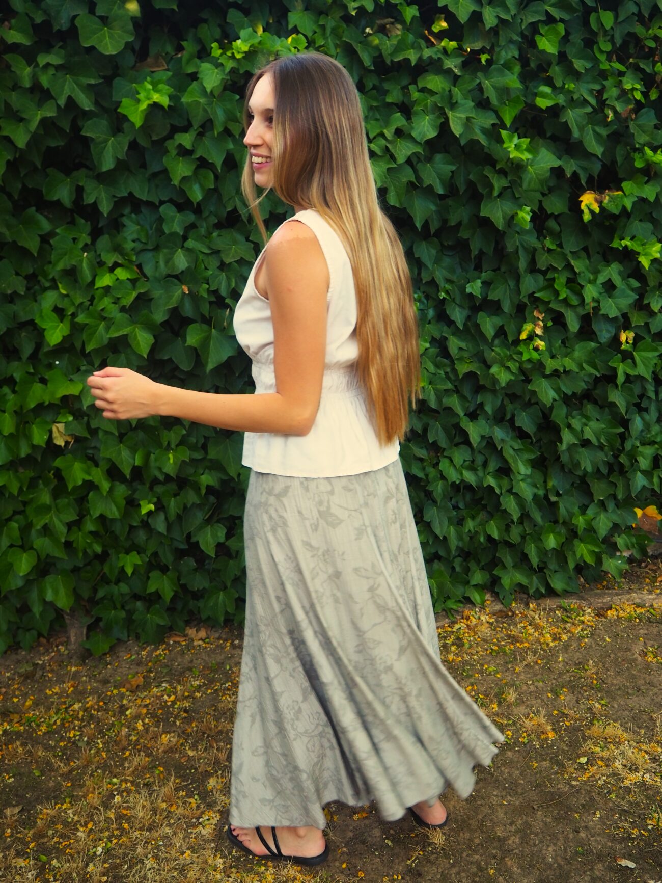 Falda midi satinada de nejas muy fluida con bordado floral beige
