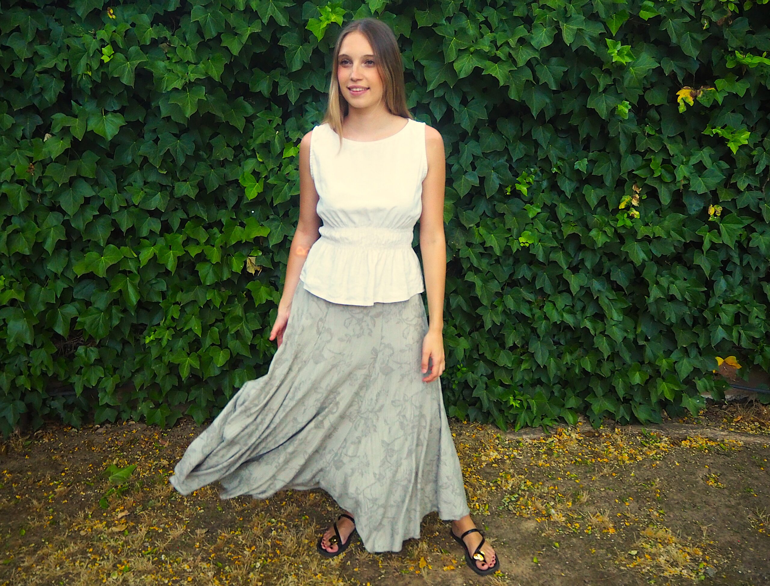 Falda midi satinada de nejas muy fluida con bordado floral beige - Imagen 2