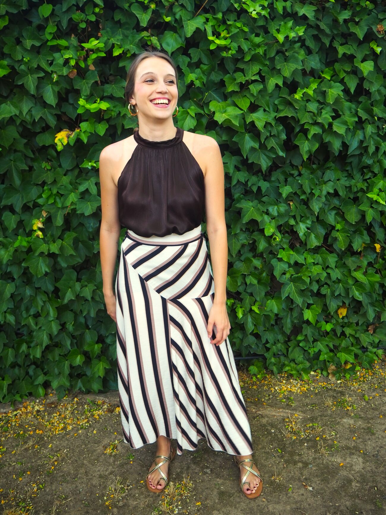 Falda midi de rayas con corte asimétrico a la cadera