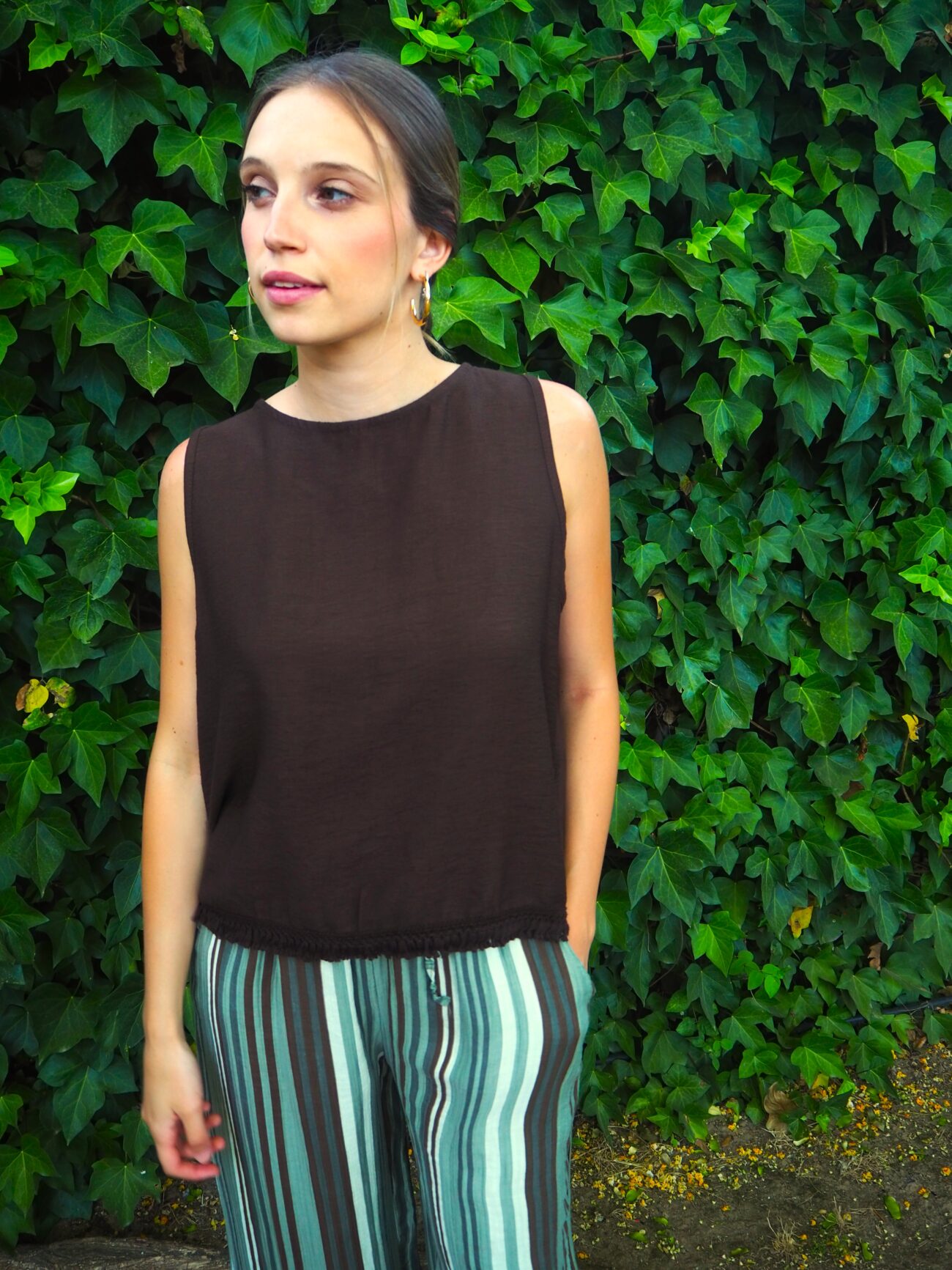 Blusa sin mangas desflecada espalda abotonada marrón