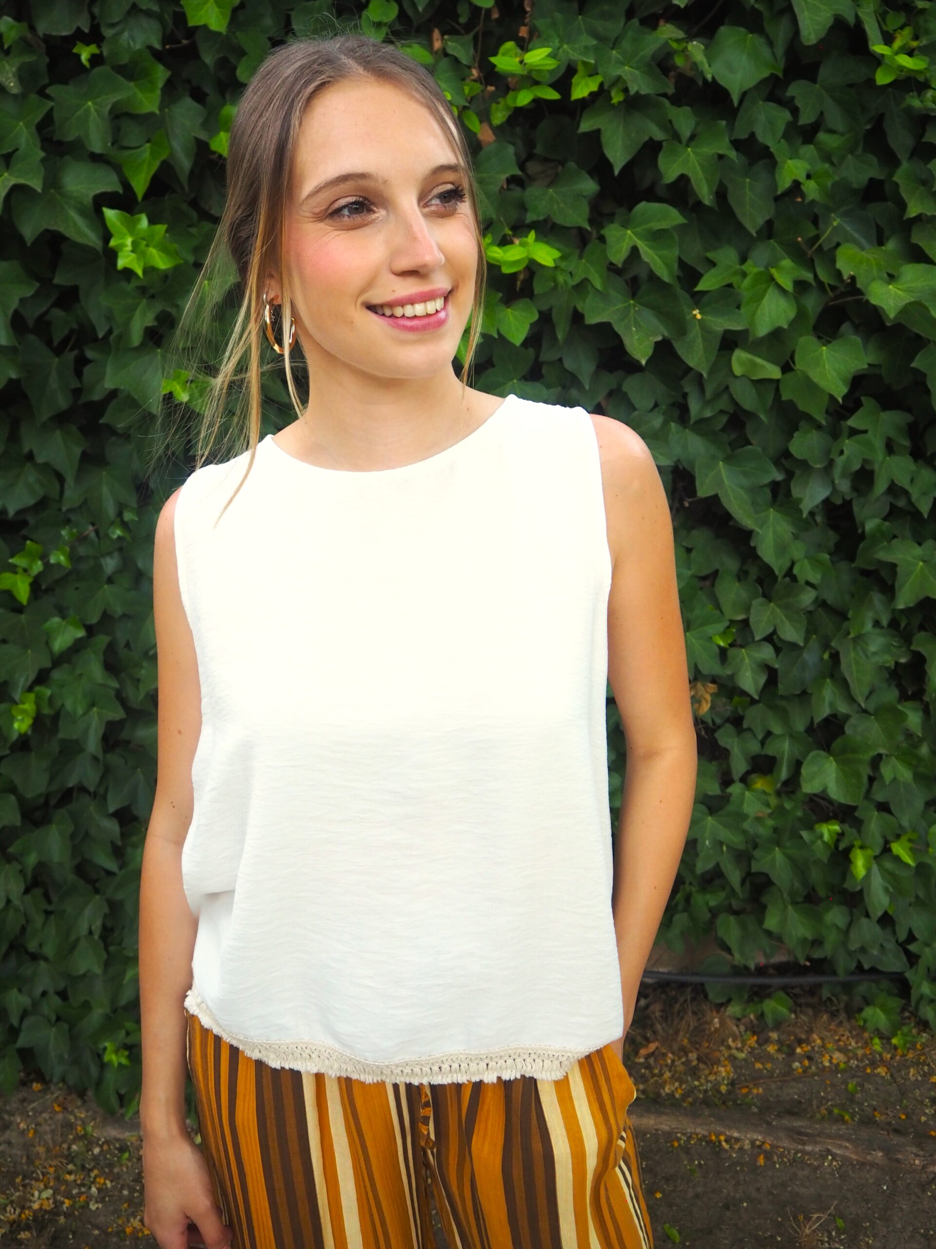 Blusa sin mangas desflecada espalda abotonada hueso