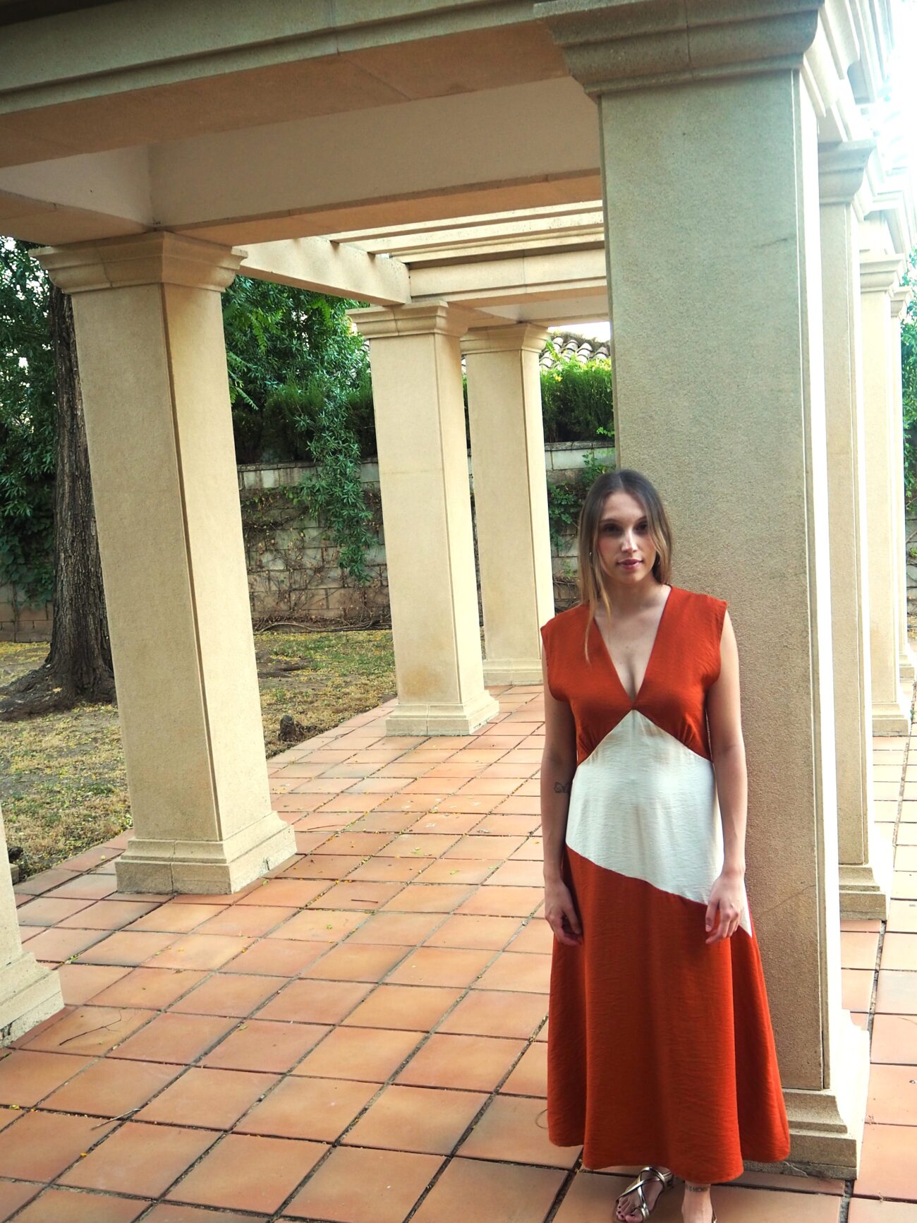 Vestido midi contraste asimétrico y escote pico teja